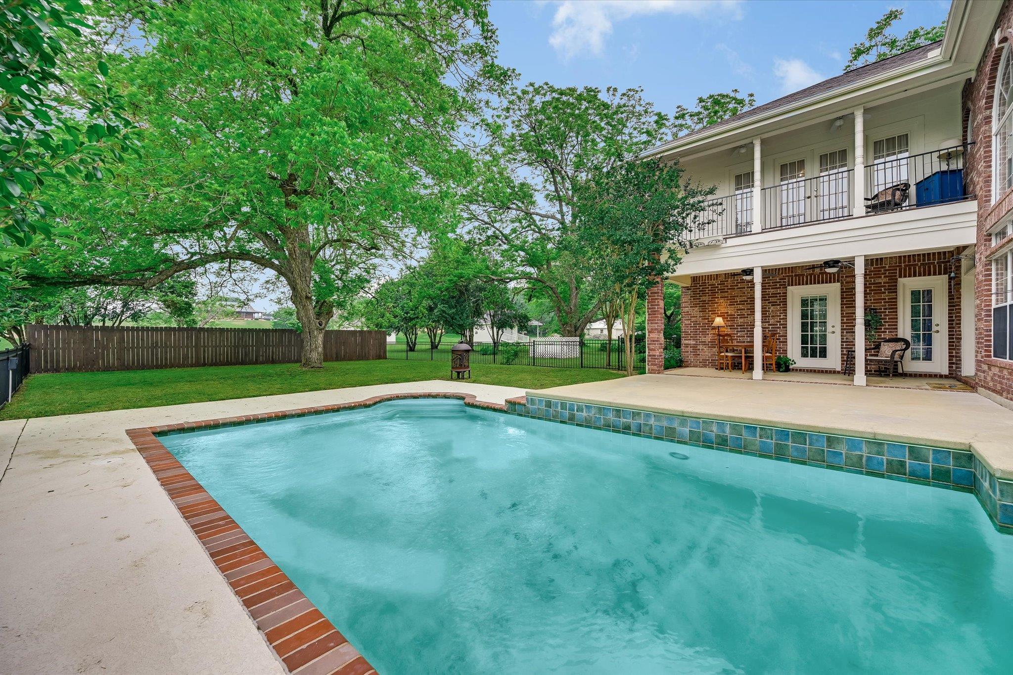 220 2 Mile Ln, Smithville, TX 78957