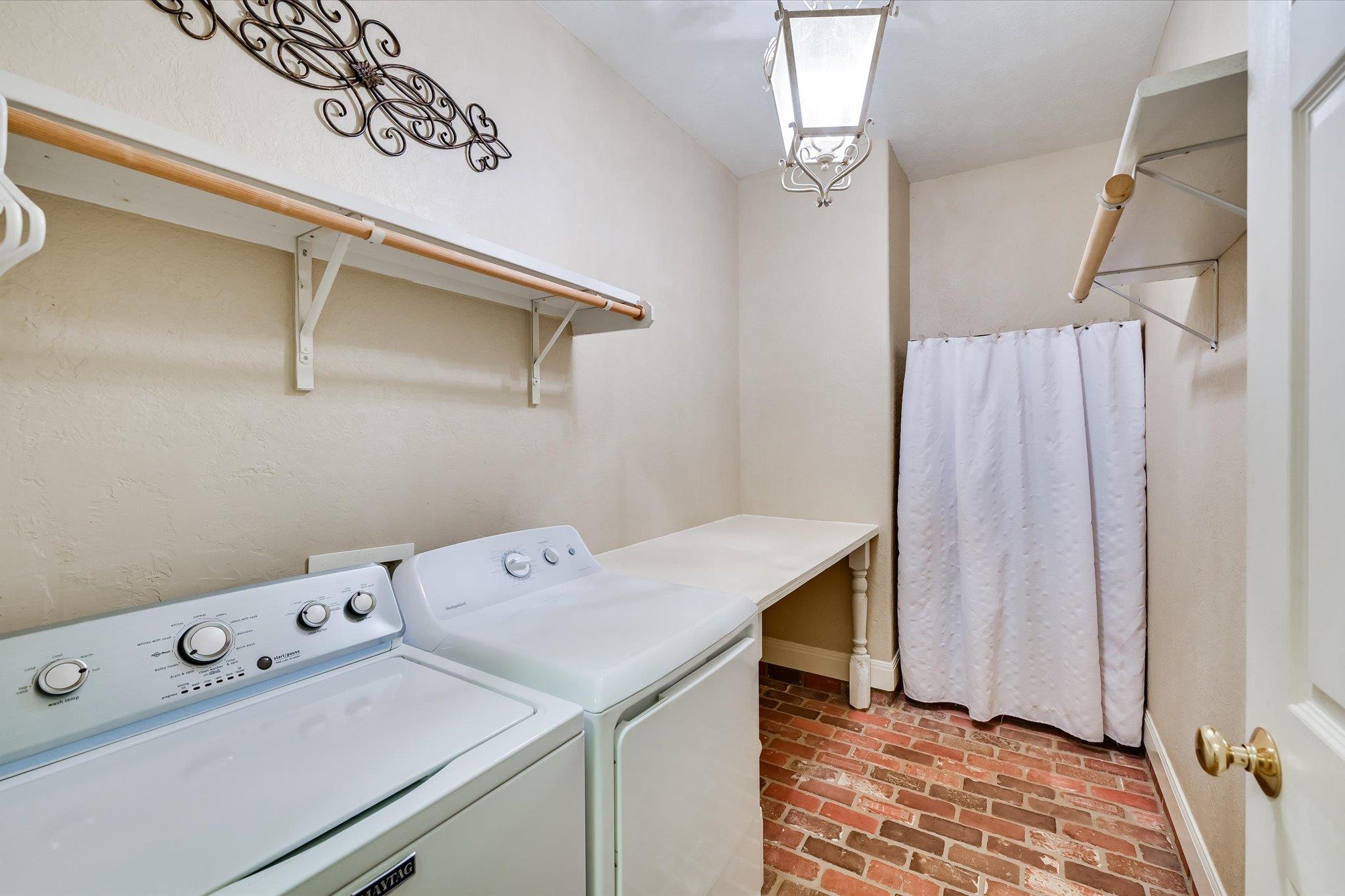 220 2 Mile Ln, Smithville, TX 78957