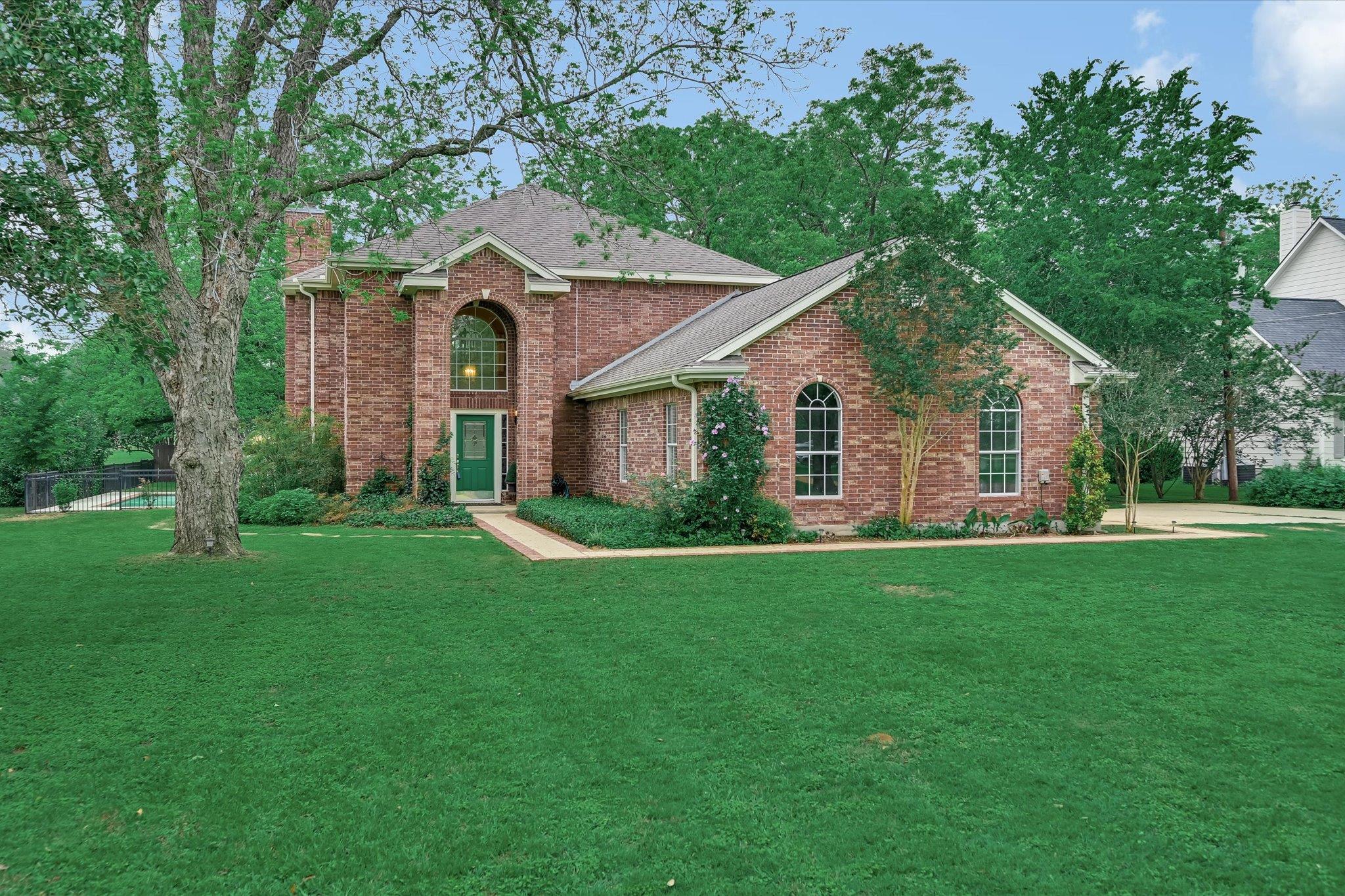 220 2 Mile Ln, Smithville, TX 78957