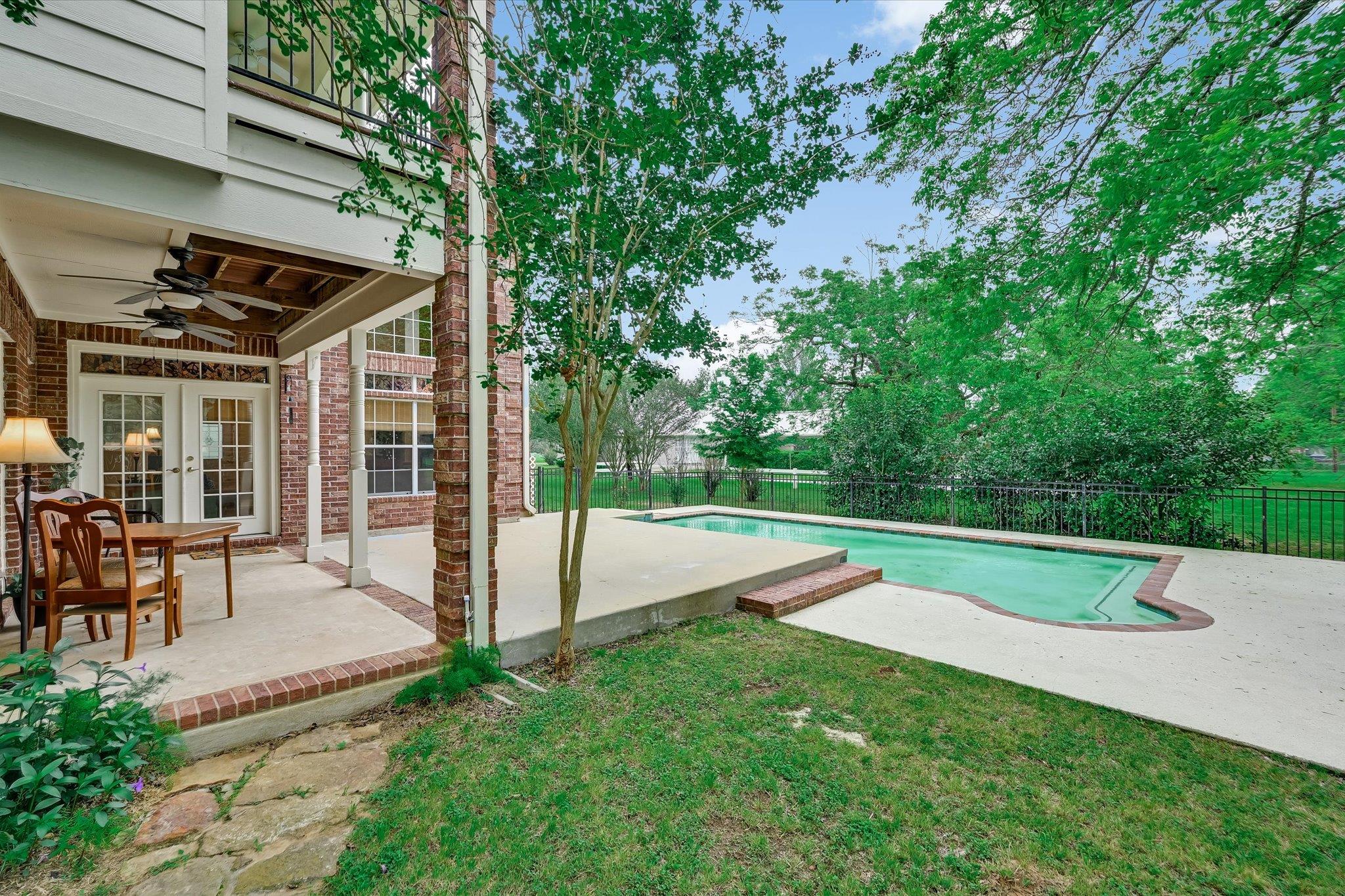 220 2 Mile Ln, Smithville, TX 78957