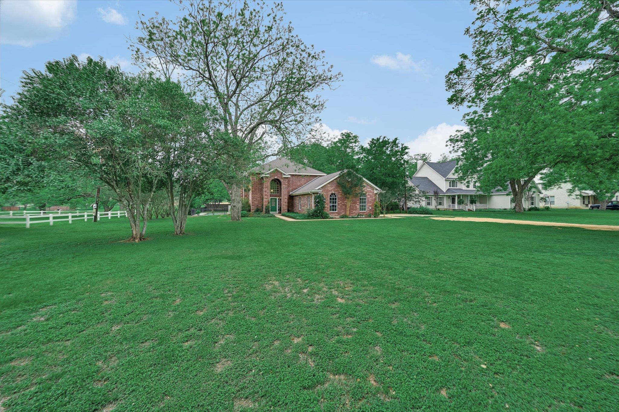 220 2 Mile Ln, Smithville, TX 78957