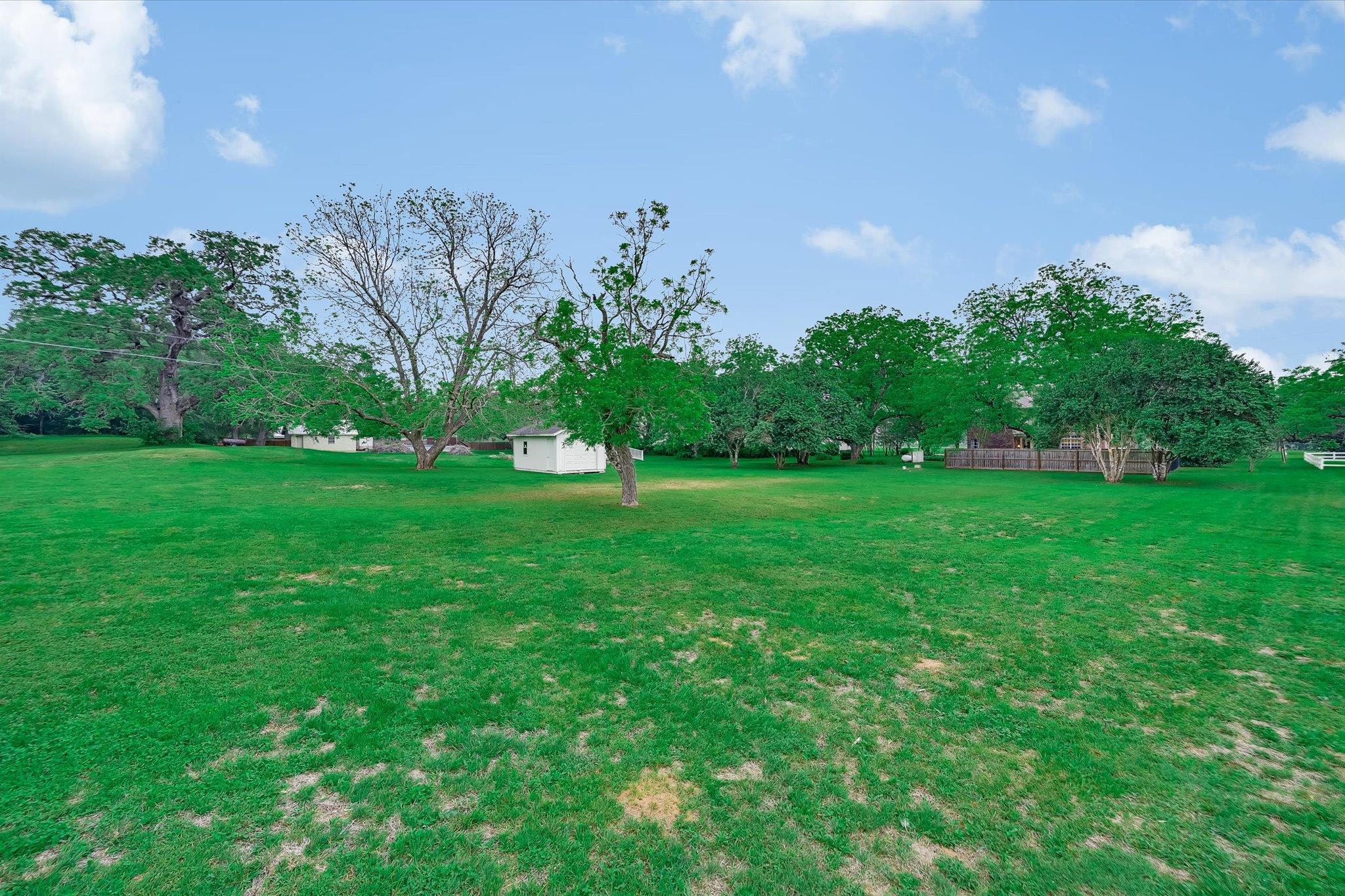 220 2 Mile Ln, Smithville, TX 78957