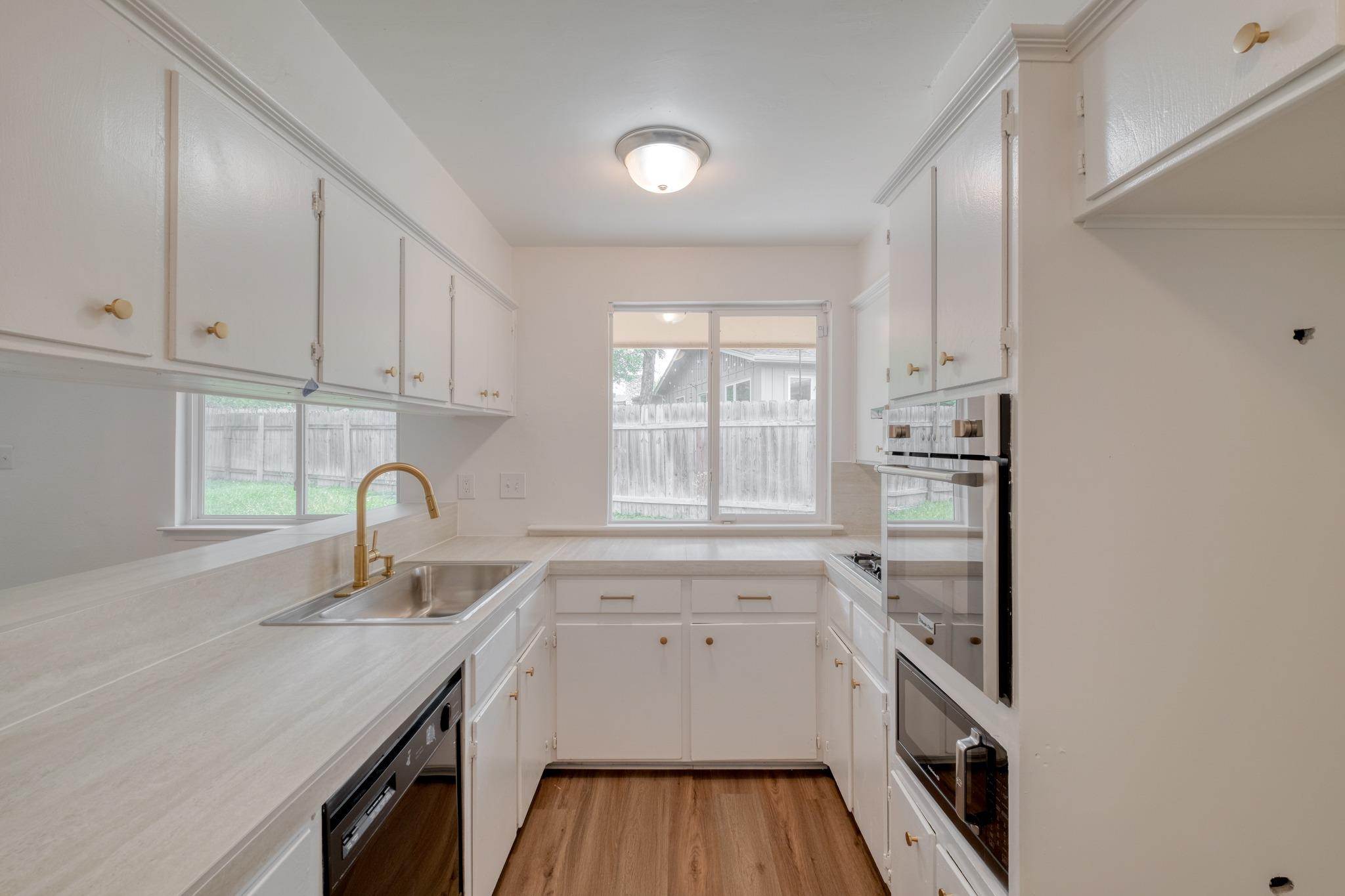 10214 Oak Hollow Dr, Austin, TX 78758