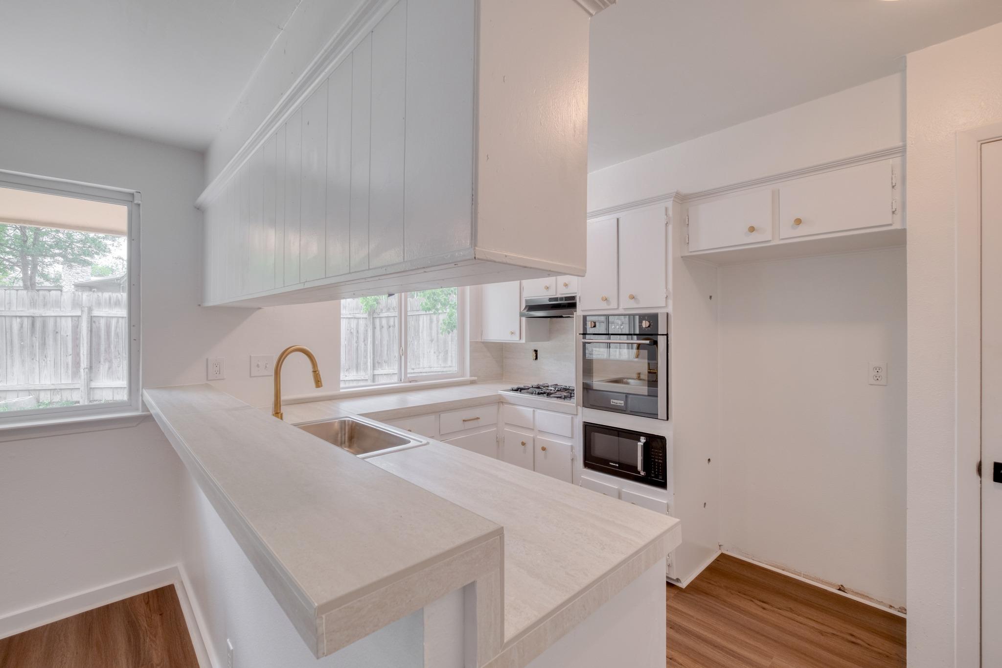 10214 Oak Hollow Dr, Austin, TX 78758