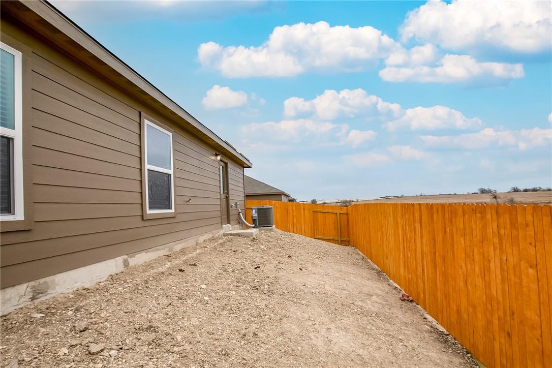 617 Riverdale Dr, Jarrell, TX 76537