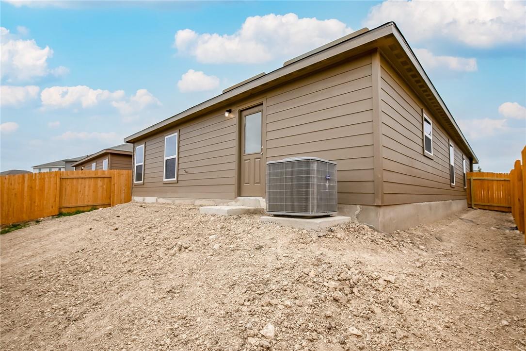 617 Riverdale Dr, Jarrell, TX 76537