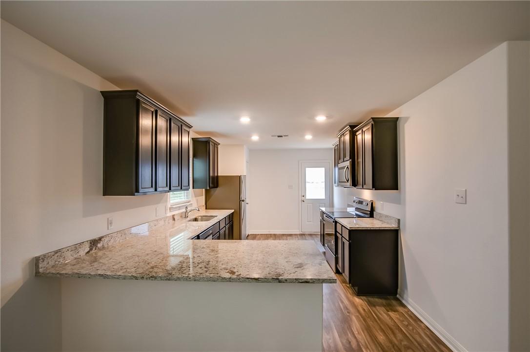 617 Riverdale Dr, Jarrell, TX 76537