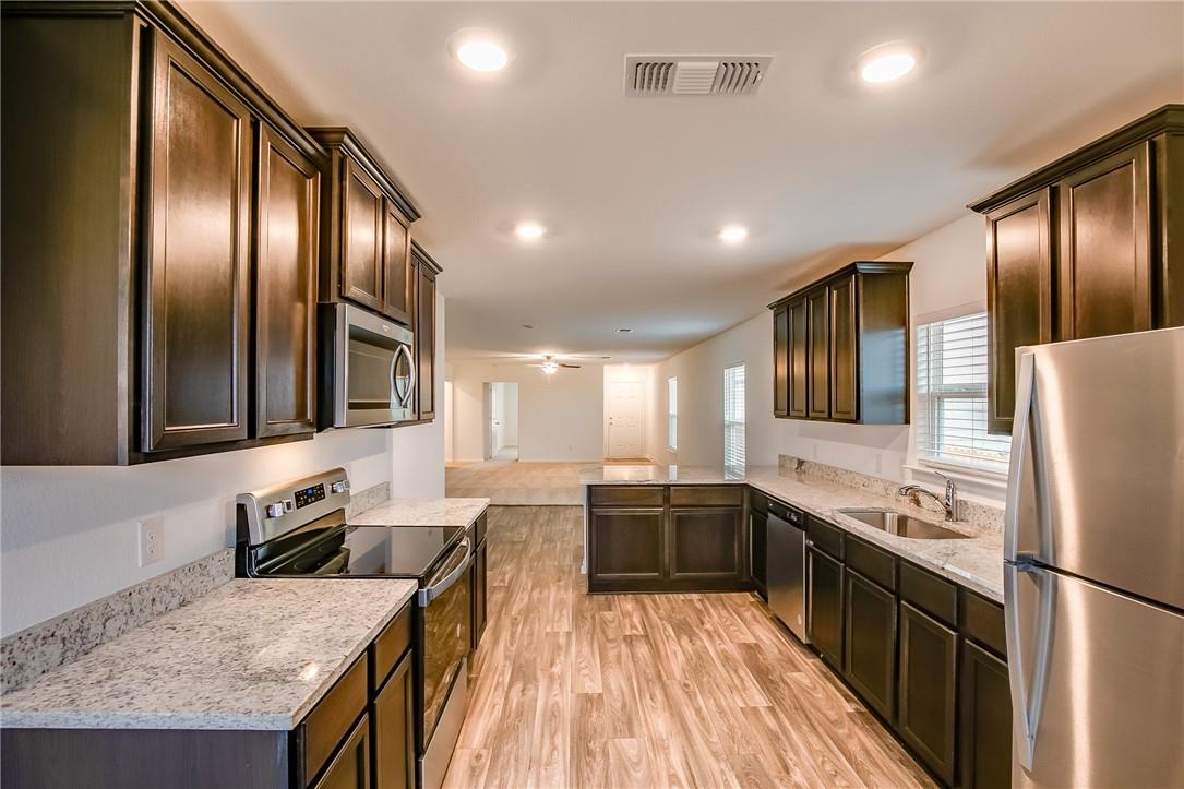 617 Riverdale Dr, Jarrell, TX 76537