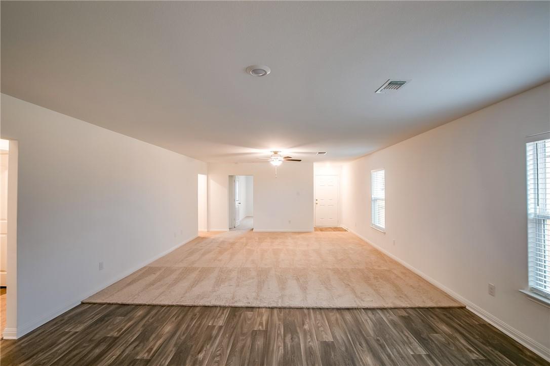 617 Riverdale Dr, Jarrell, TX 76537