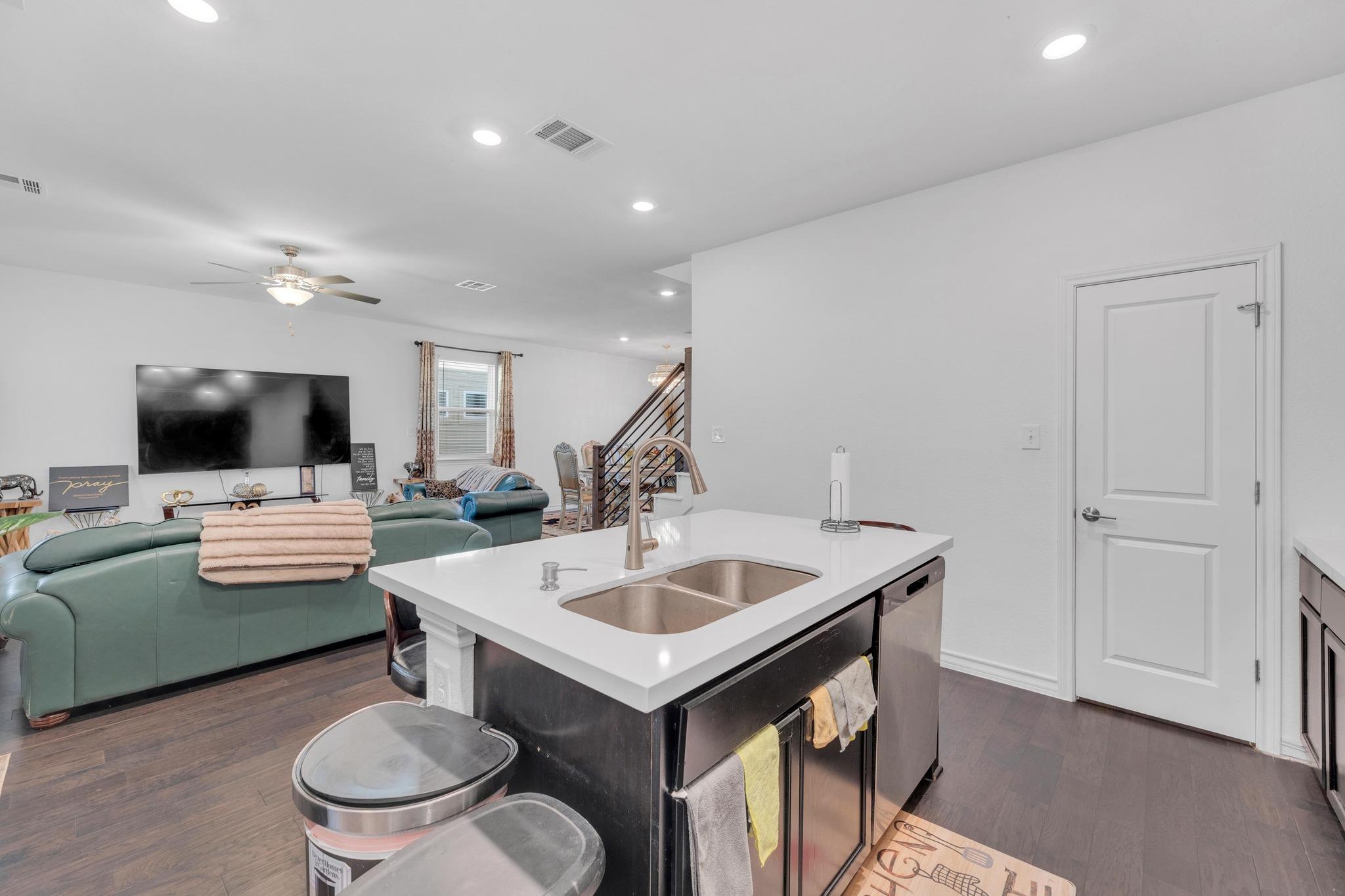 112 Gracie Way, Hutto, TX 78634