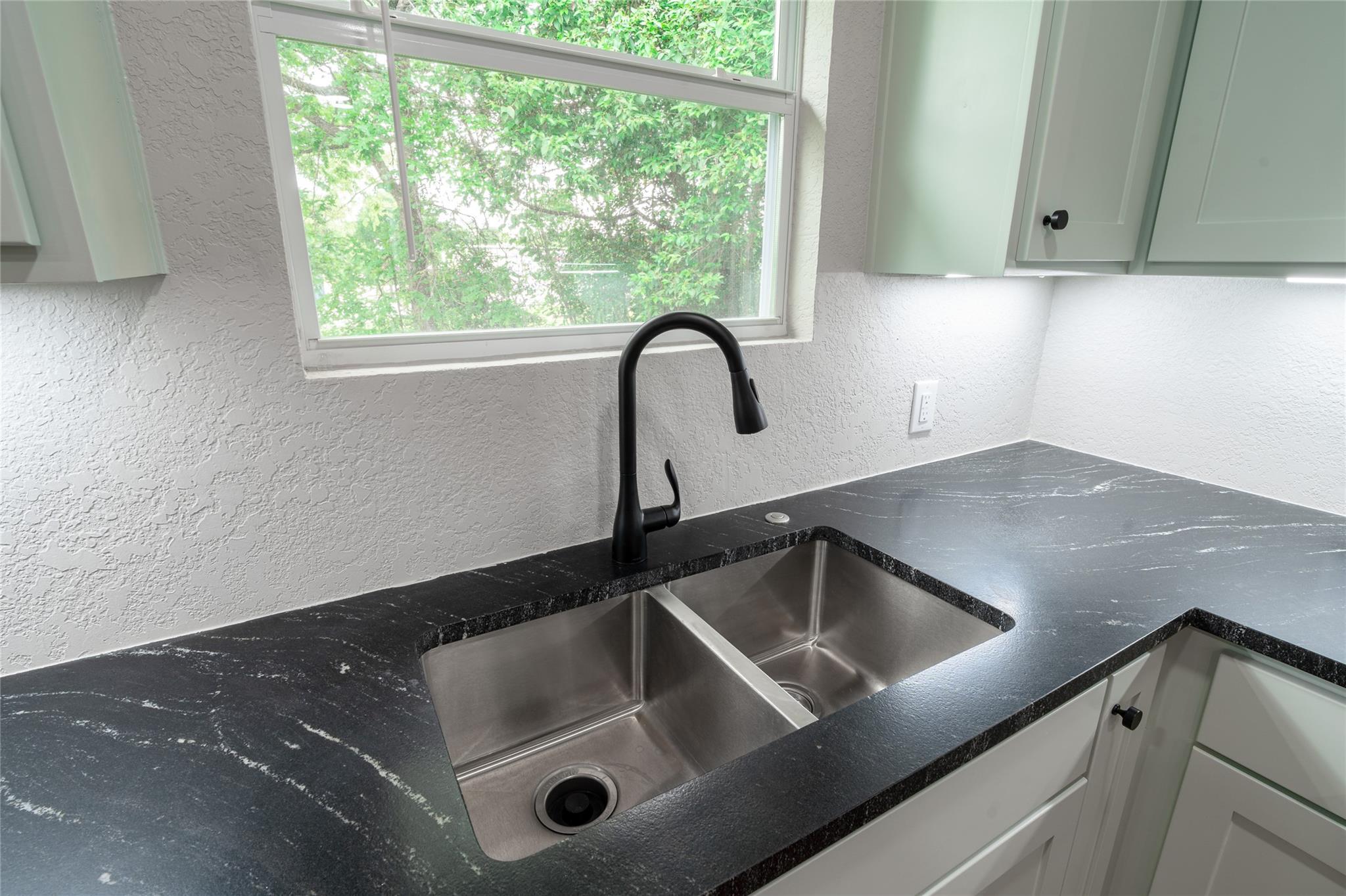 329 Flores St, Lockhart, TX 78644