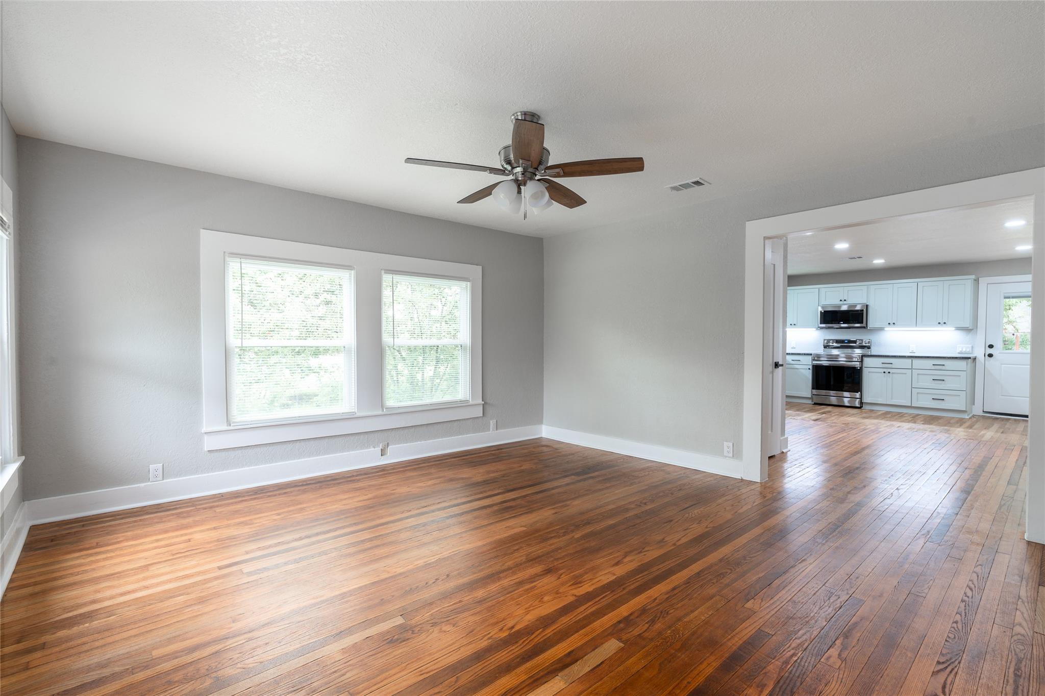 329 Flores St, Lockhart, TX 78644