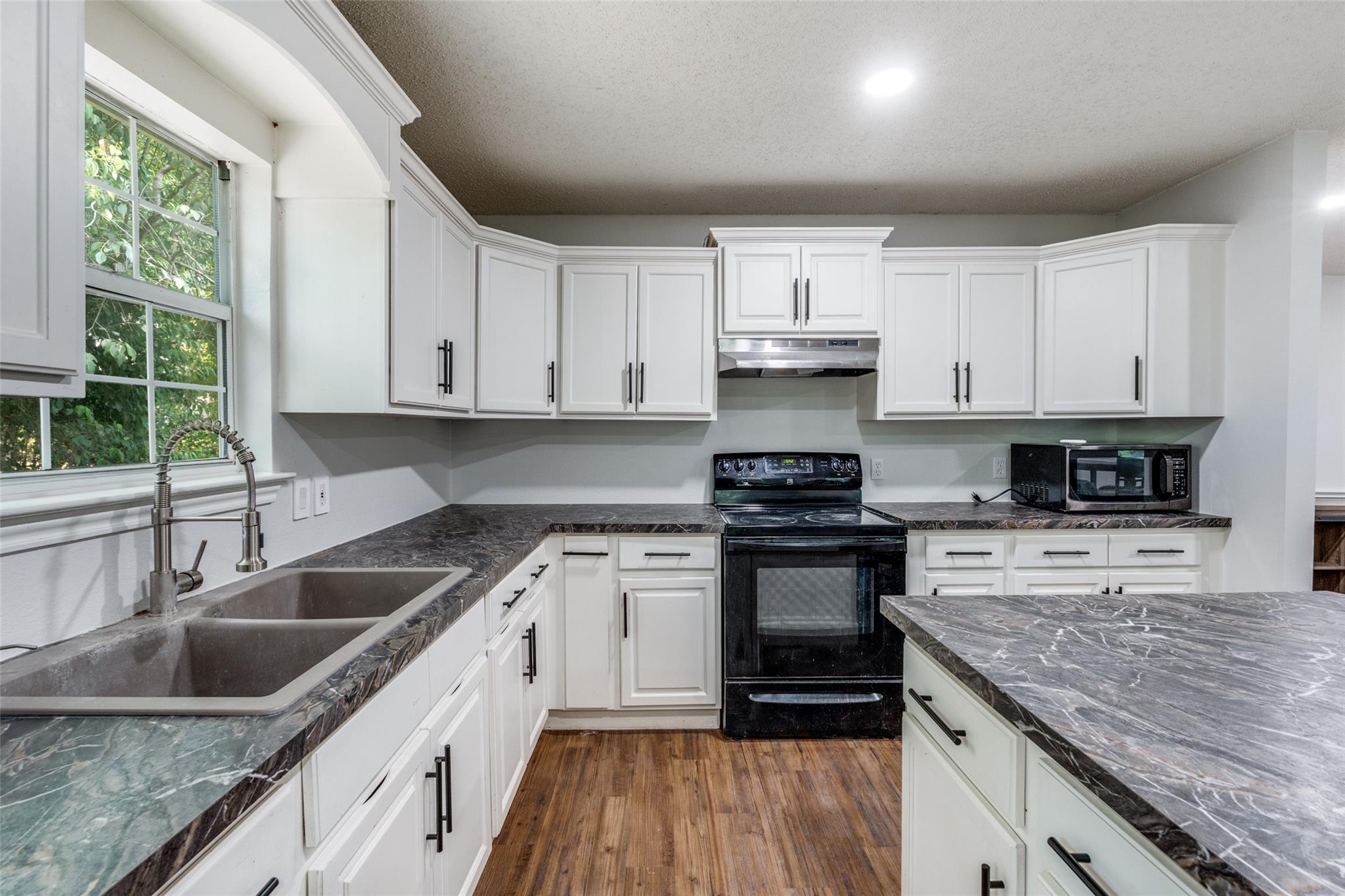 417 N Blanco St, Lockhart, TX 78644