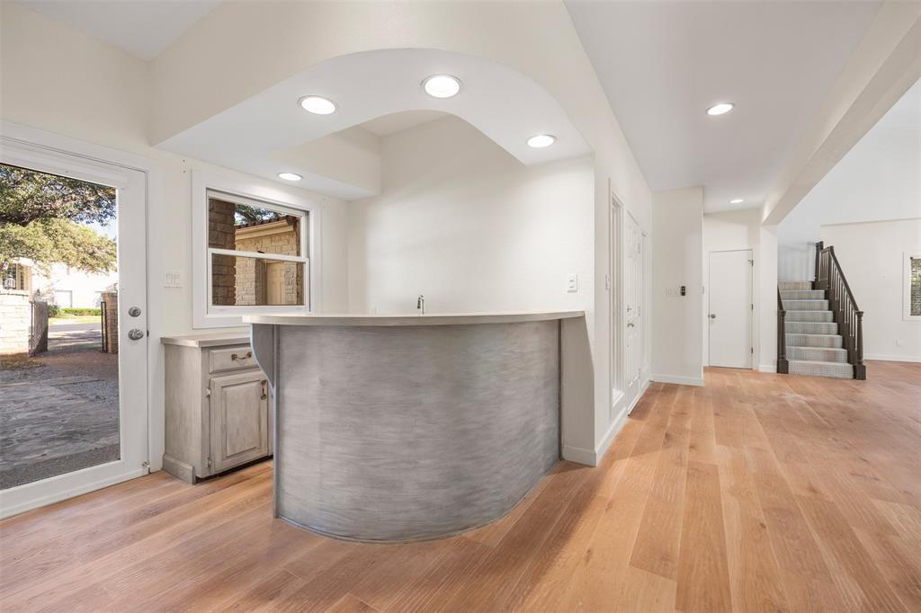 6 Sunview Rd, The Hills, TX 78738