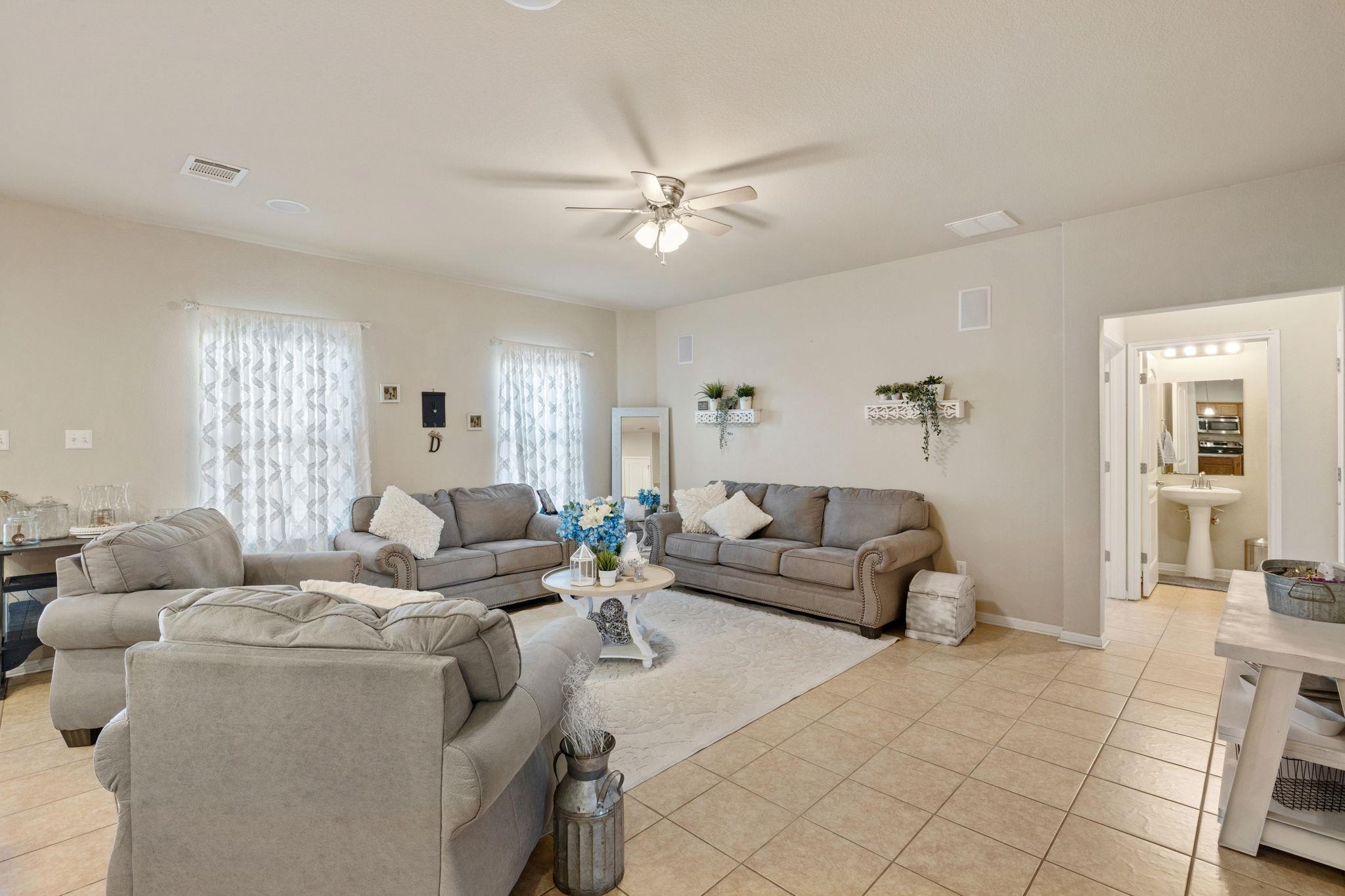 209 Anderson St, Hutto, TX 78634