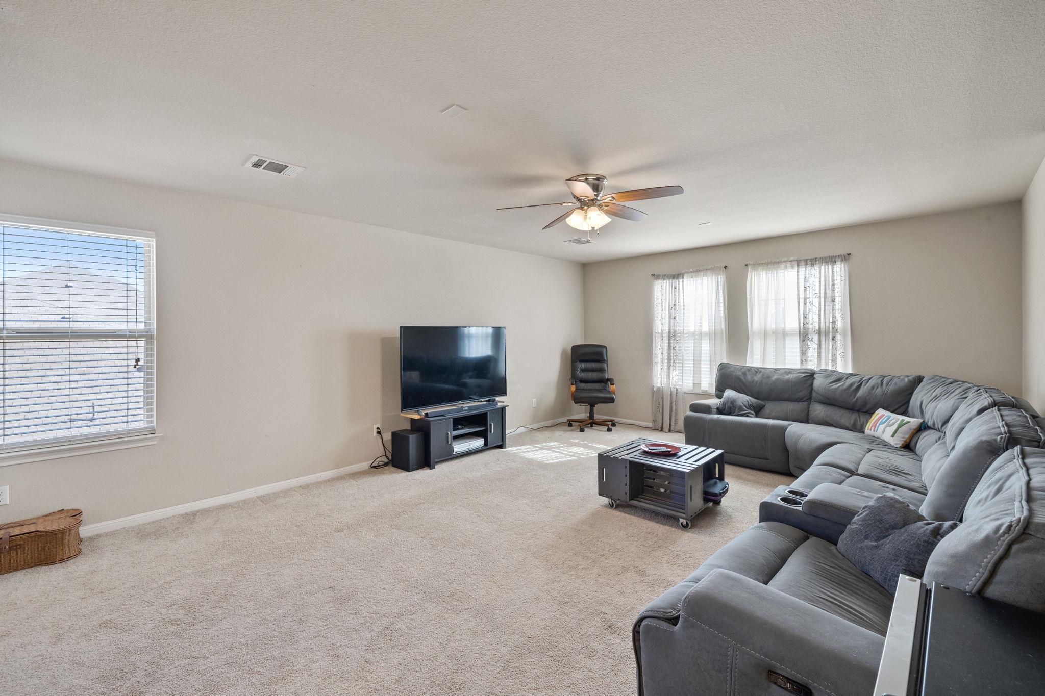209 Anderson St, Hutto, TX 78634