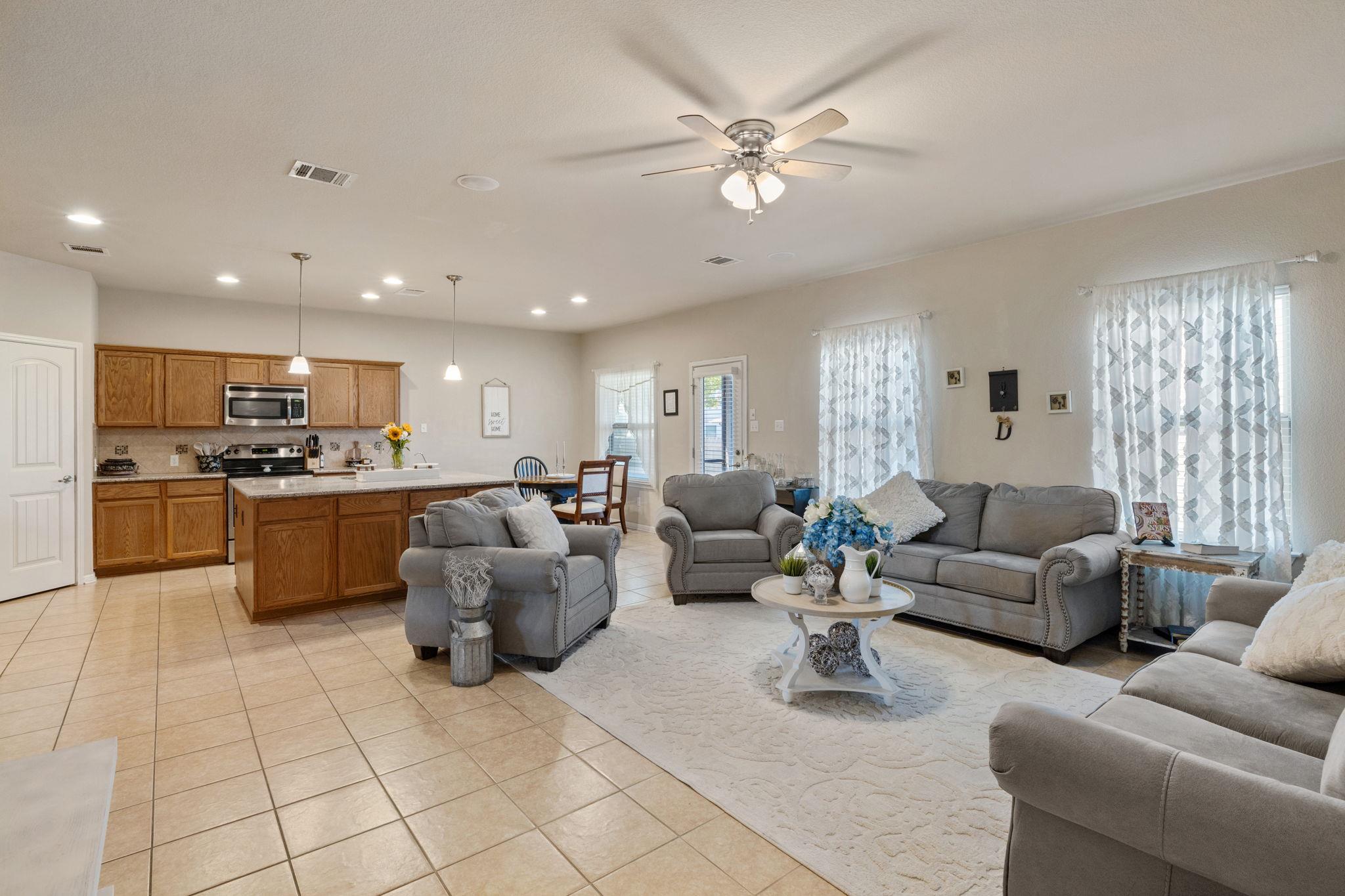 209 Anderson St, Hutto, TX 78634