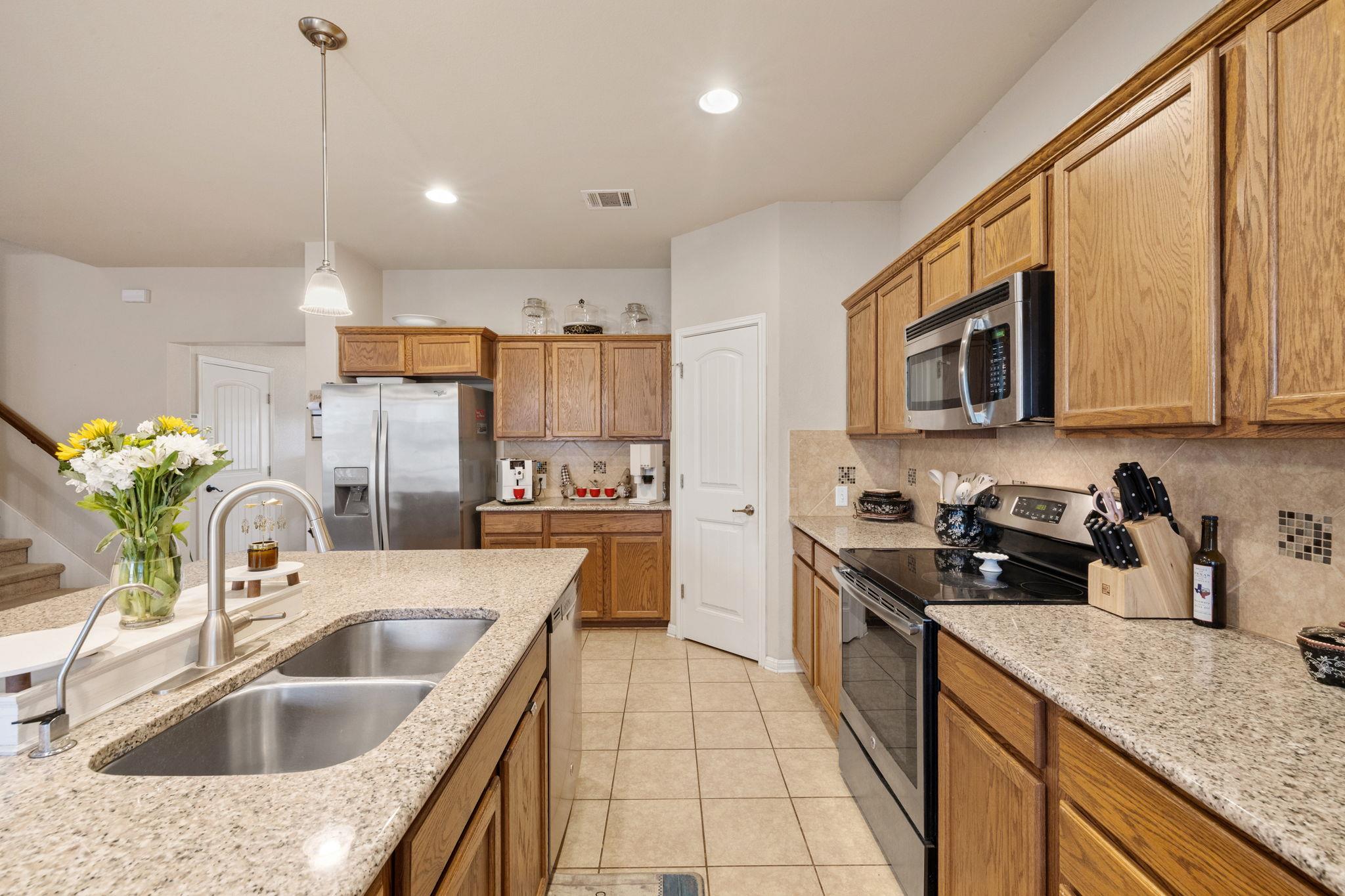 209 Anderson St, Hutto, TX 78634