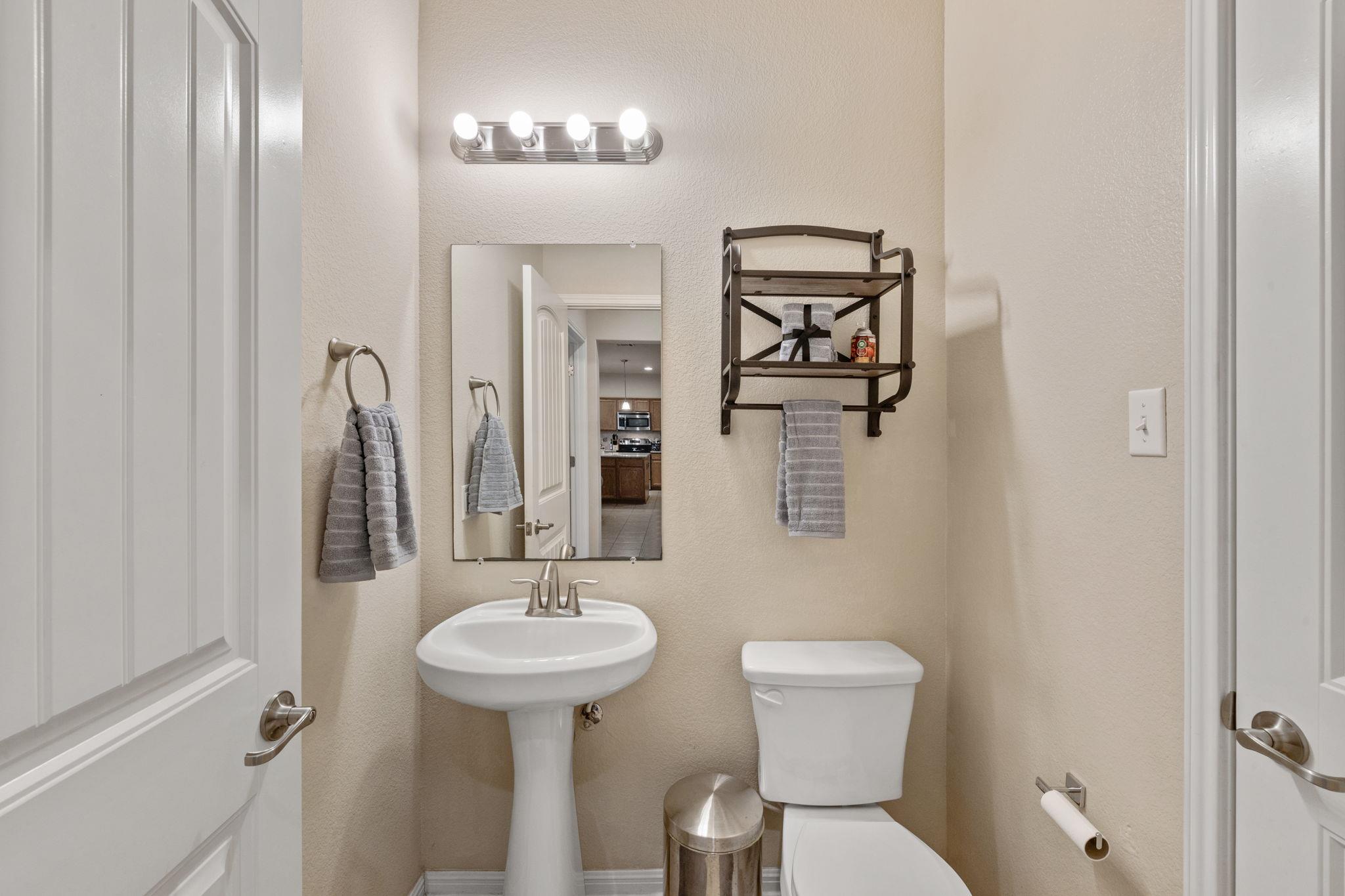 209 Anderson St, Hutto, TX 78634