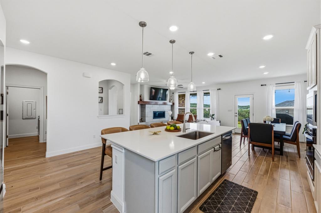 6700 Cliff Rose Dr, Spicewood, TX 78669