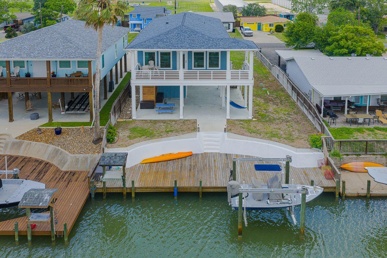 125 Port Ave, Rockport, TX 78382