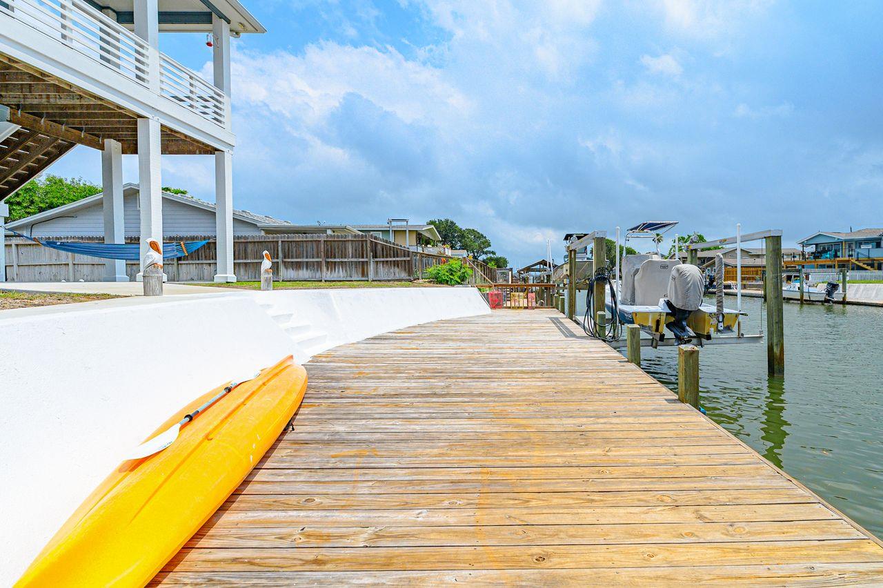125 Port Ave, Rockport, TX 78382