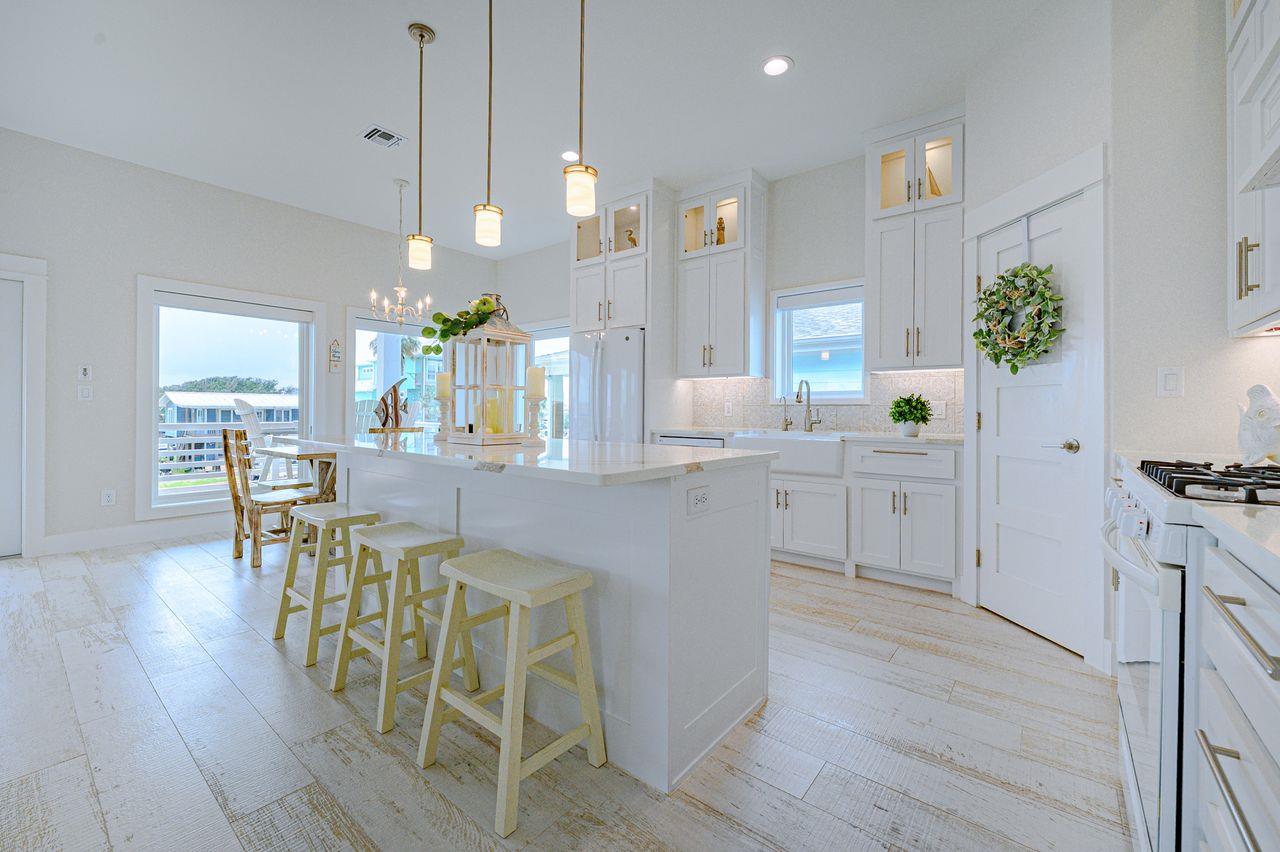 125 Port Ave, Rockport, TX 78382