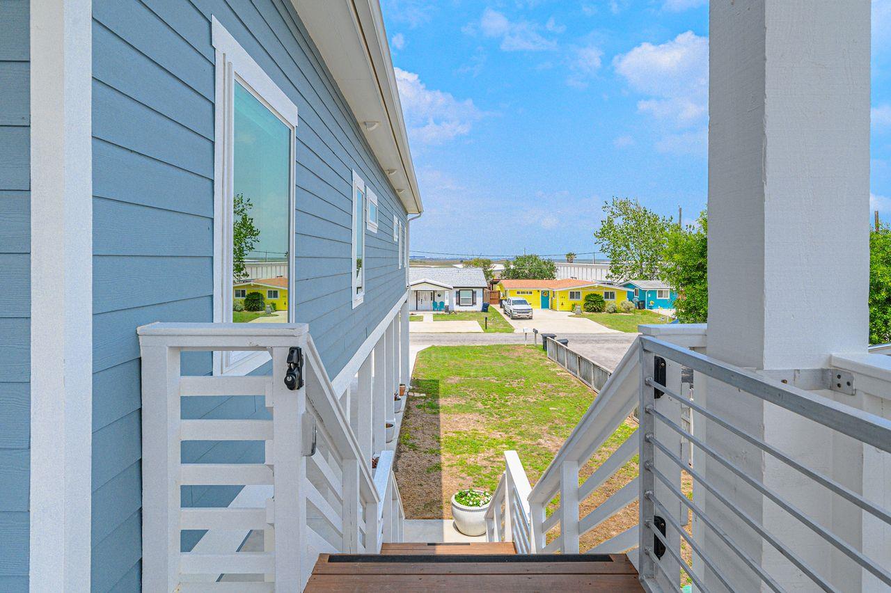 125 Port Ave, Rockport, TX 78382