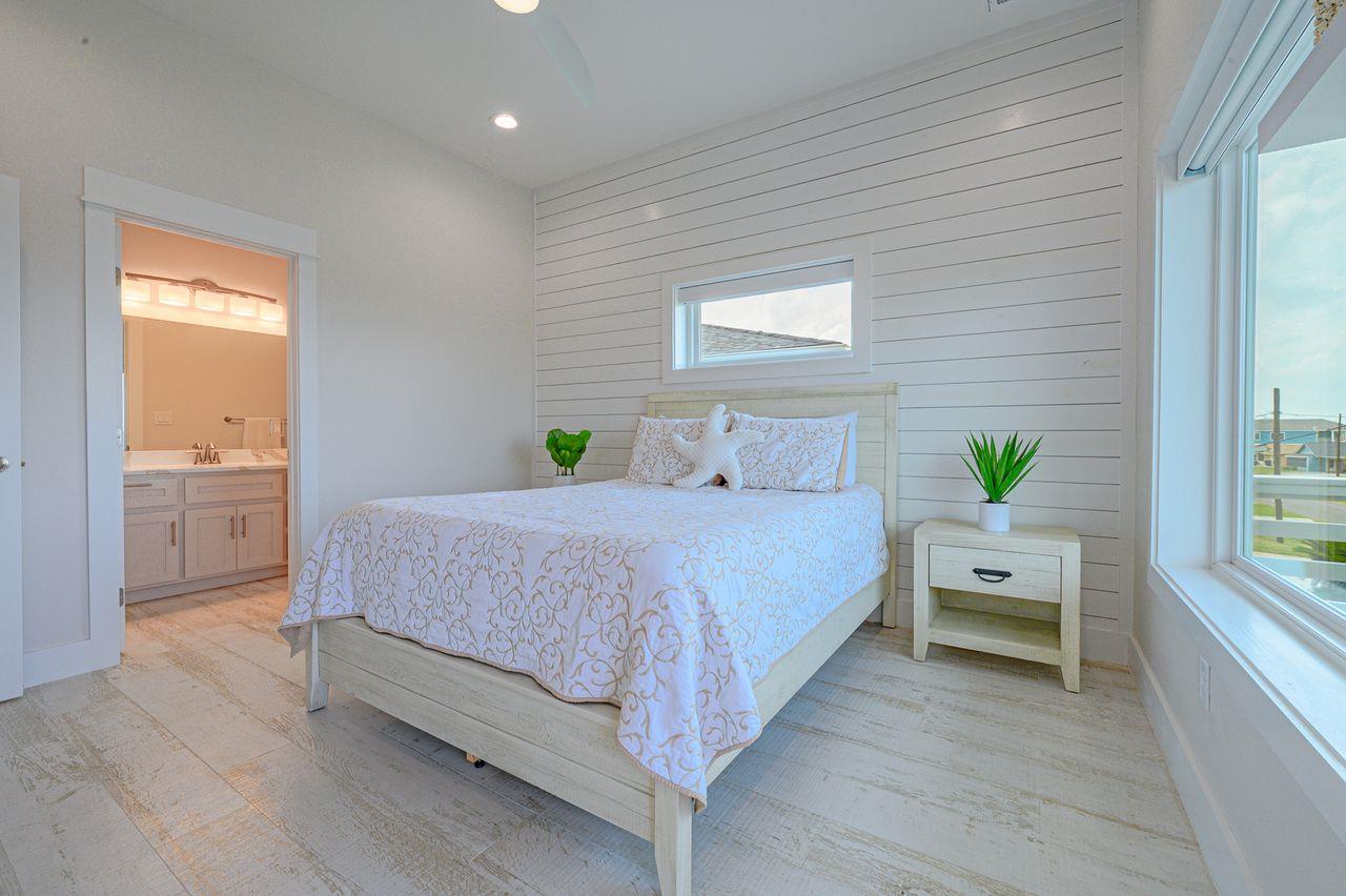125 Port Ave, Rockport, TX 78382