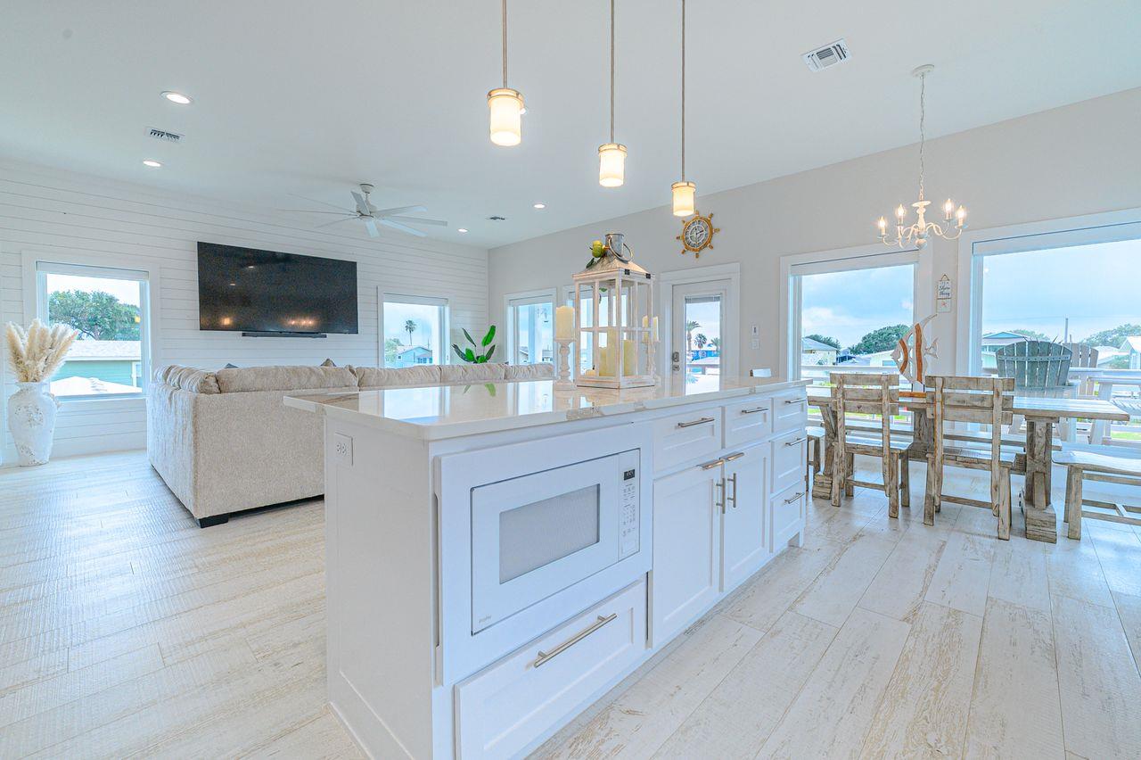 125 Port Ave, Rockport, TX 78382