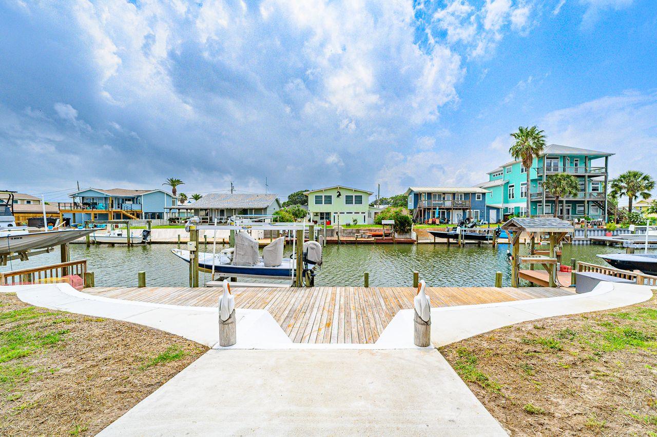 125 Port Ave, Rockport, TX 78382