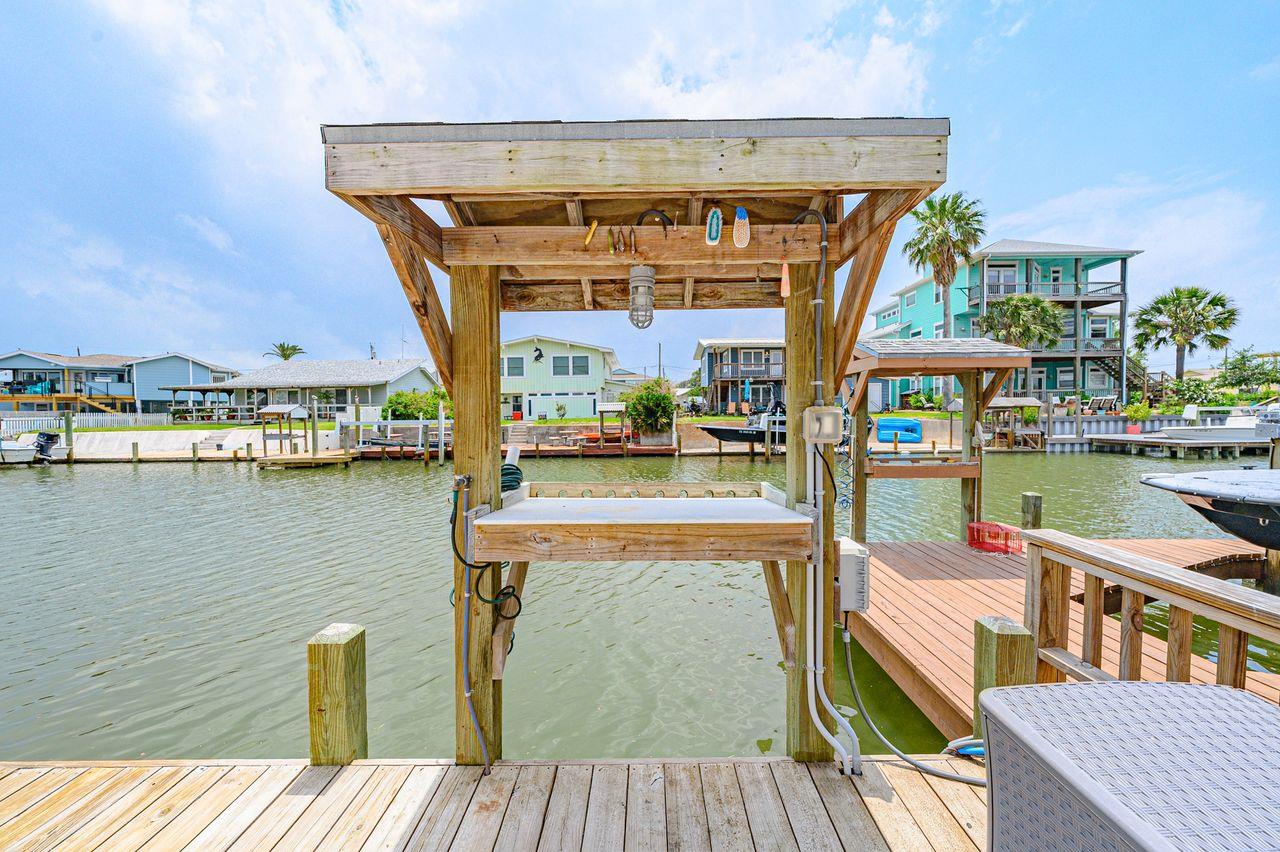125 Port Ave, Rockport, TX 78382