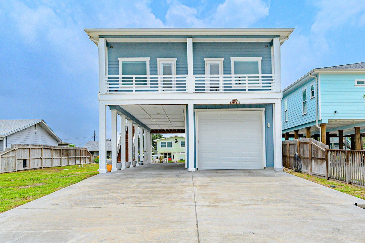 125 Port Ave, Rockport, TX 78382