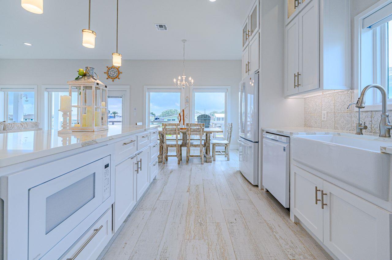 125 Port Ave, Rockport, TX 78382