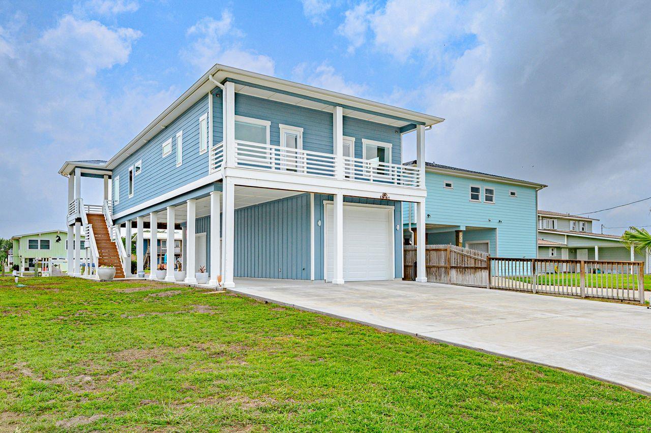 125 Port Ave, Rockport, TX 78382