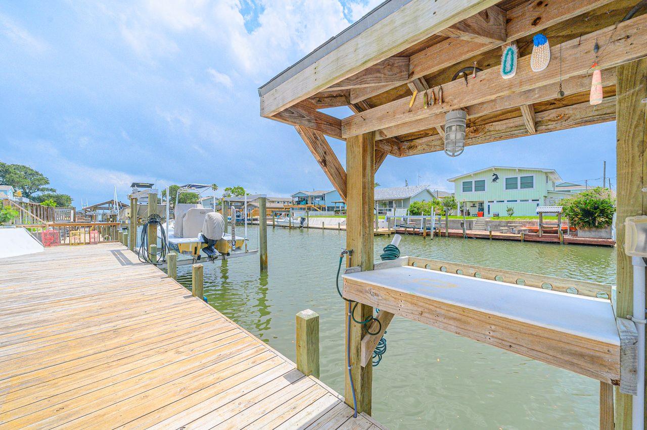 125 Port Ave, Rockport, TX 78382