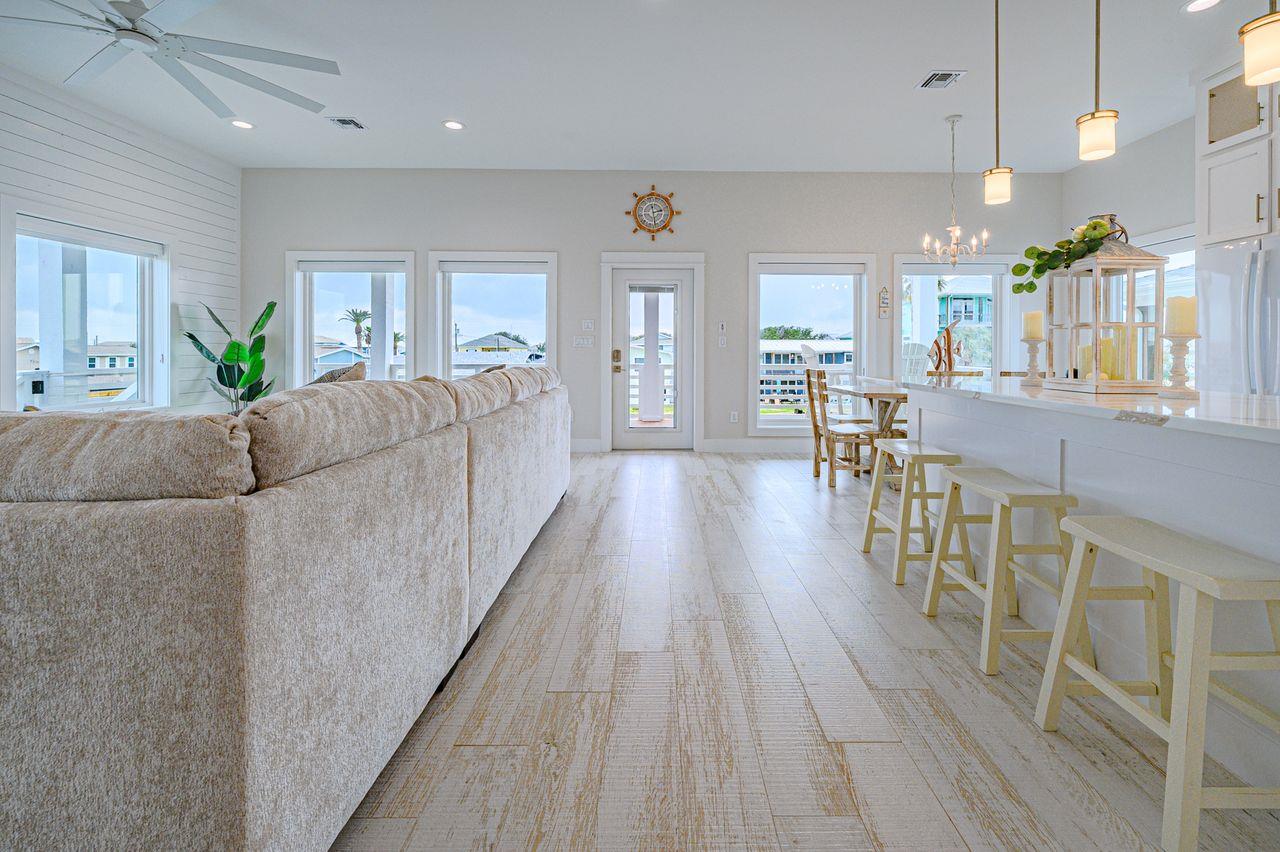 125 Port Ave, Rockport, TX 78382