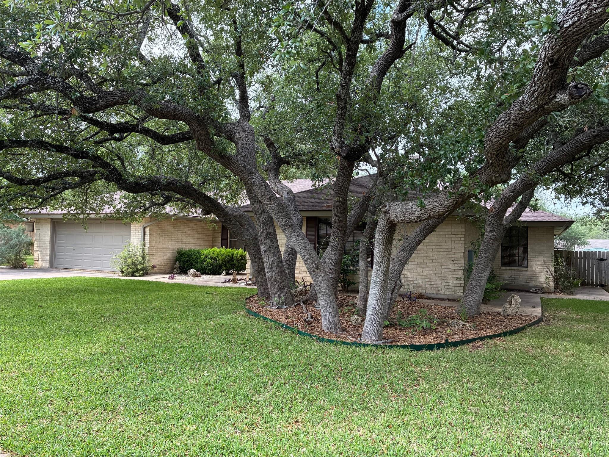 203 Oakwood Dr, Georgetown, TX 78628