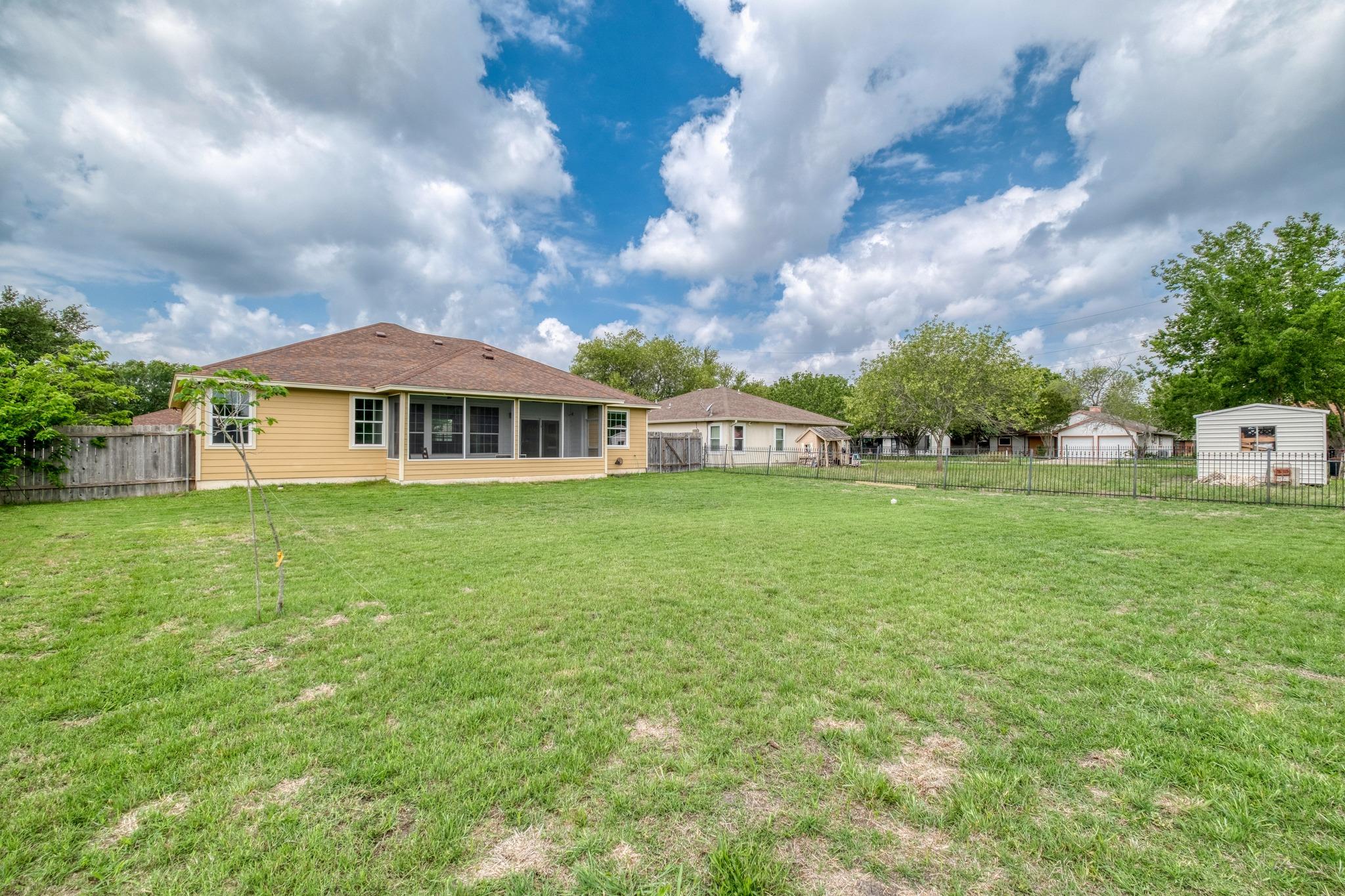 902 Fannin St, Lockhart, TX 78644