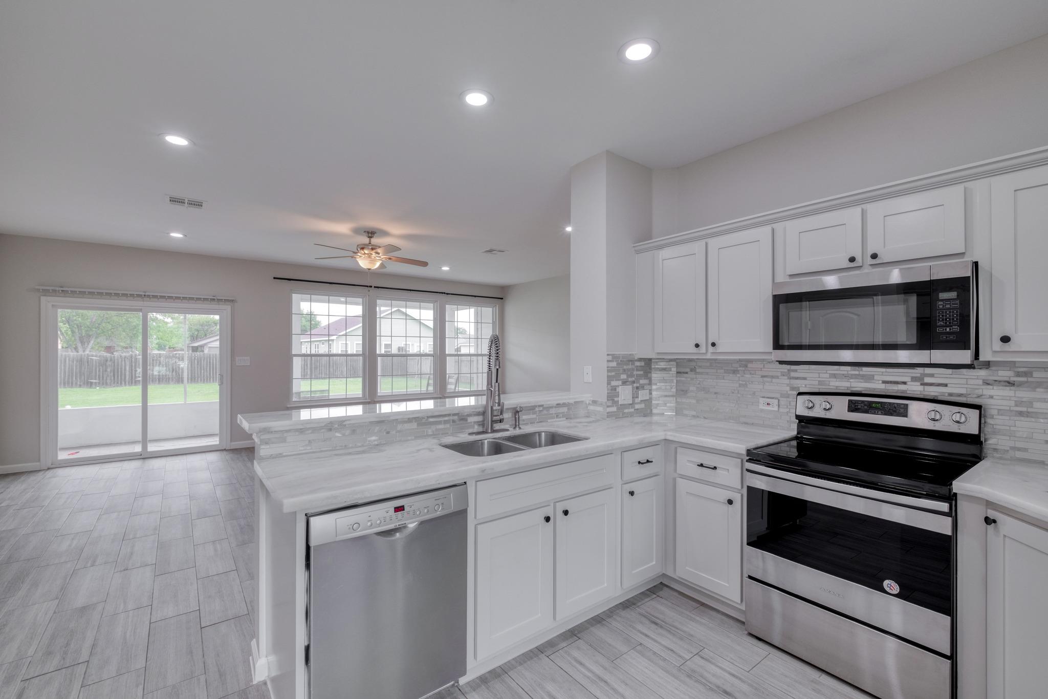 902 Fannin St, Lockhart, TX 78644