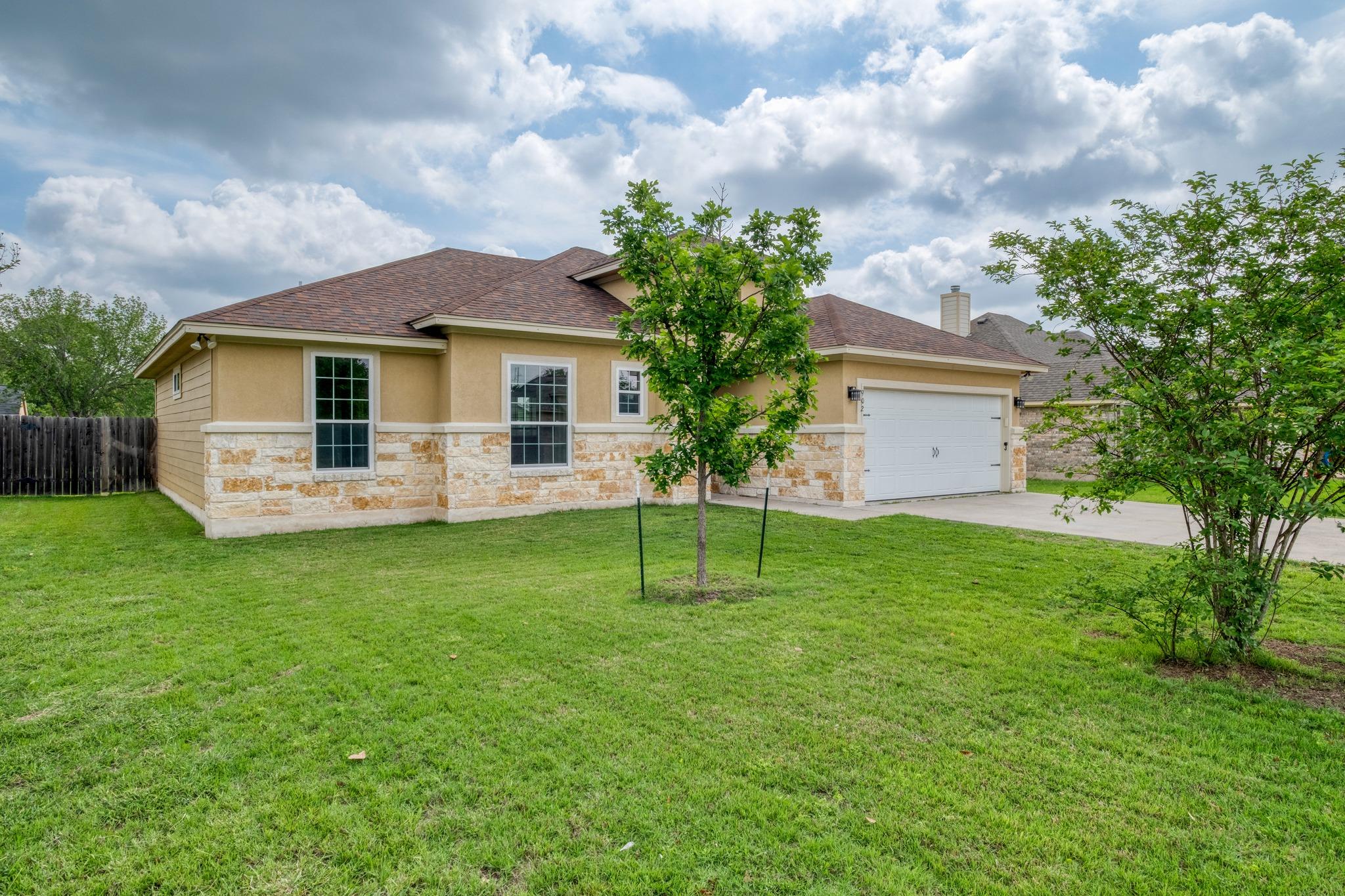 902 Fannin St, Lockhart, TX 78644