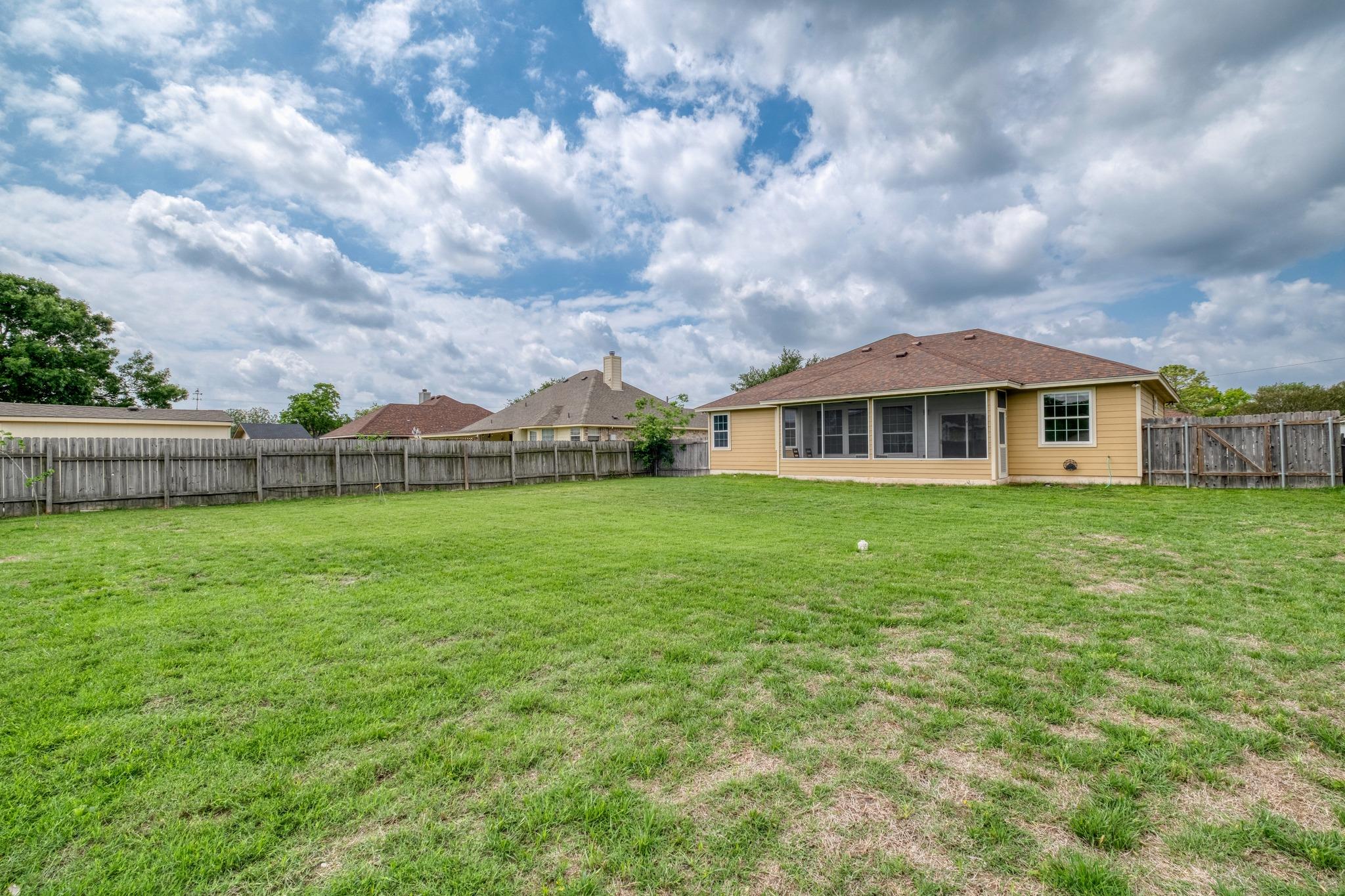 902 Fannin St, Lockhart, TX 78644