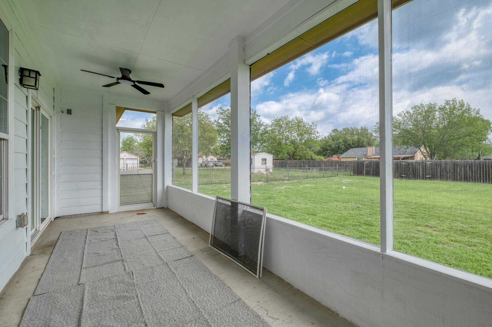 902 Fannin St, Lockhart, TX 78644