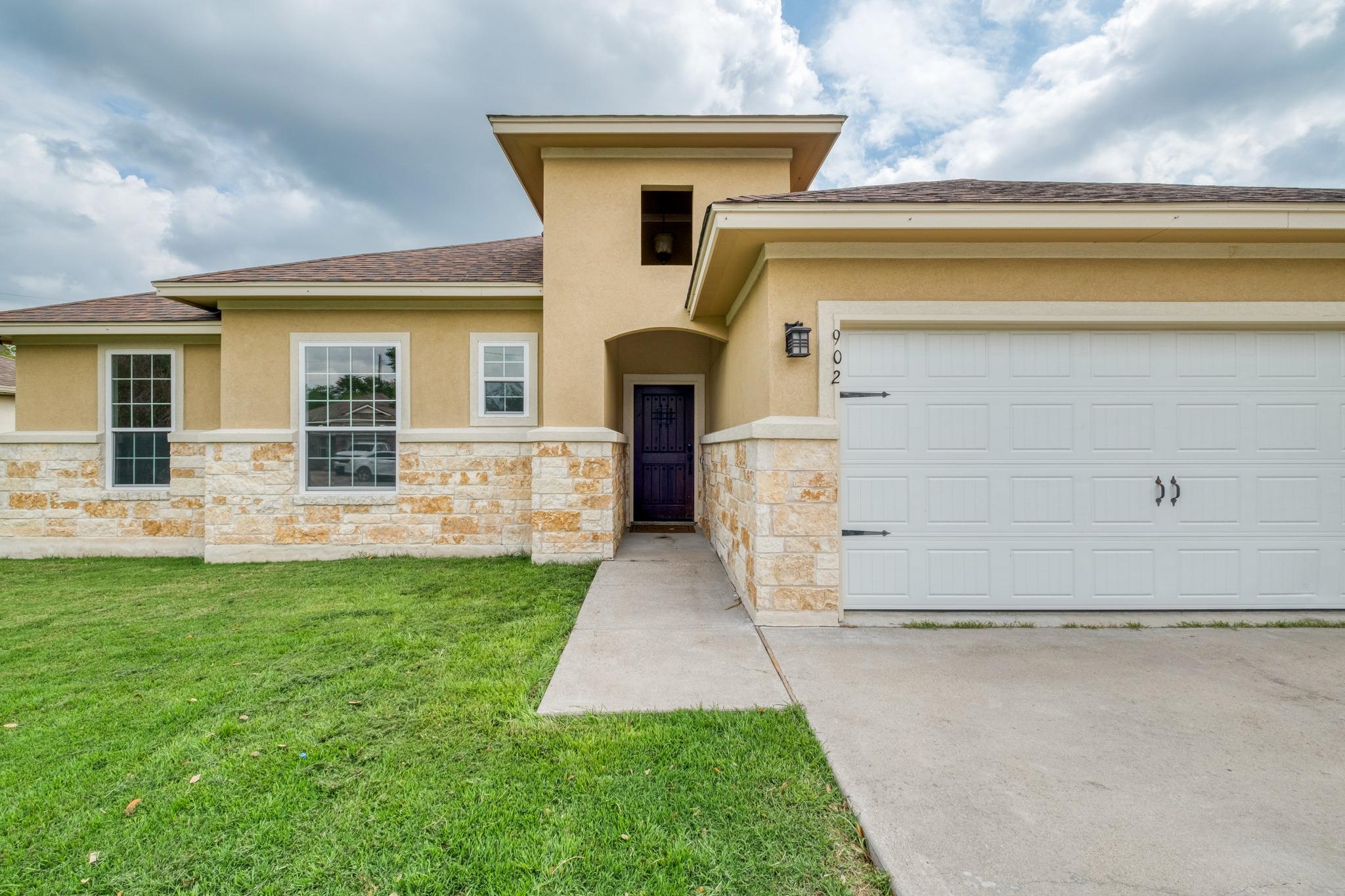 902 Fannin St, Lockhart, TX 78644