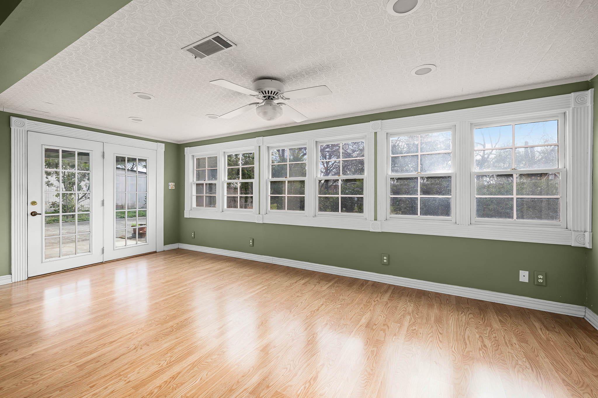 633 S Castell Ave, New Braunfels, TX 78130