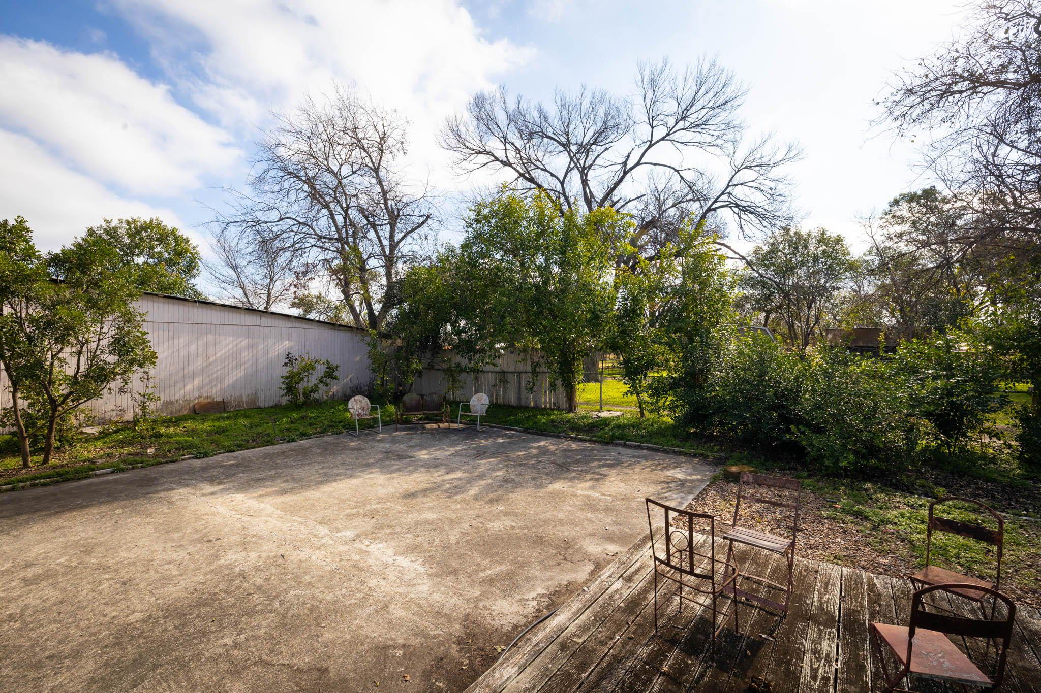 633 S Castell Ave, New Braunfels, TX 78130