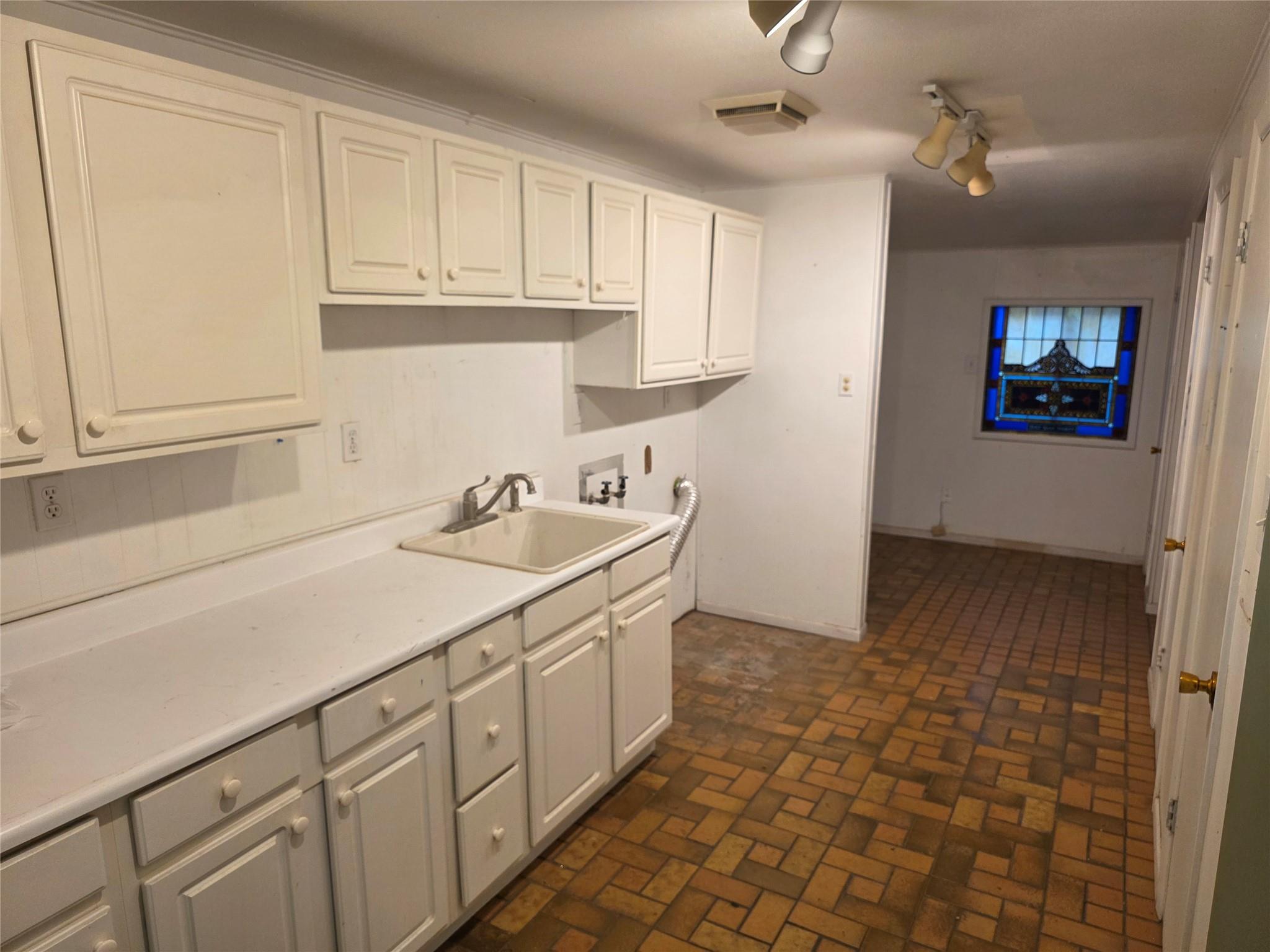 633 S Castell Ave, New Braunfels, TX 78130