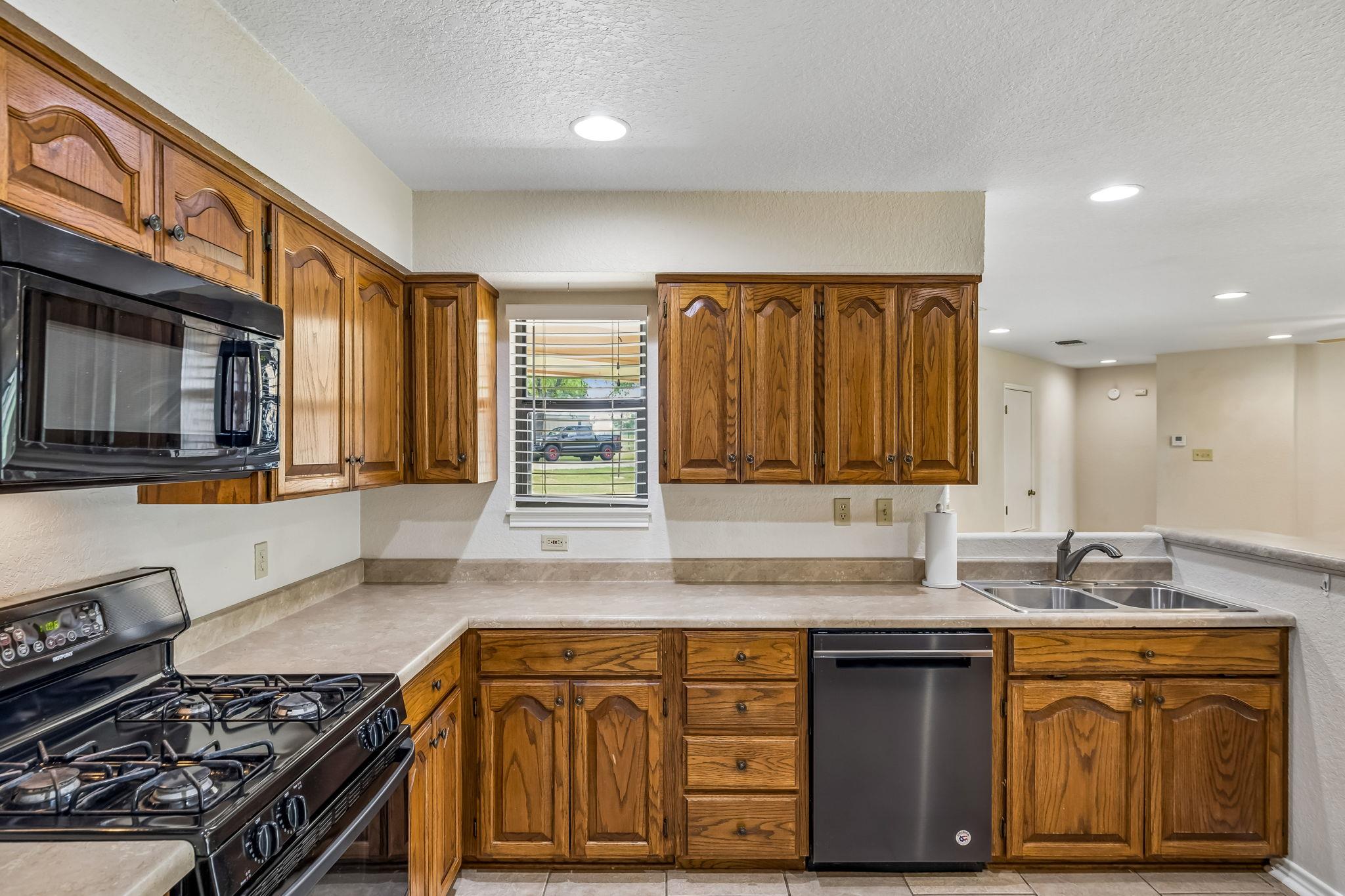 900 Boenig St, Seguin, TX 78155