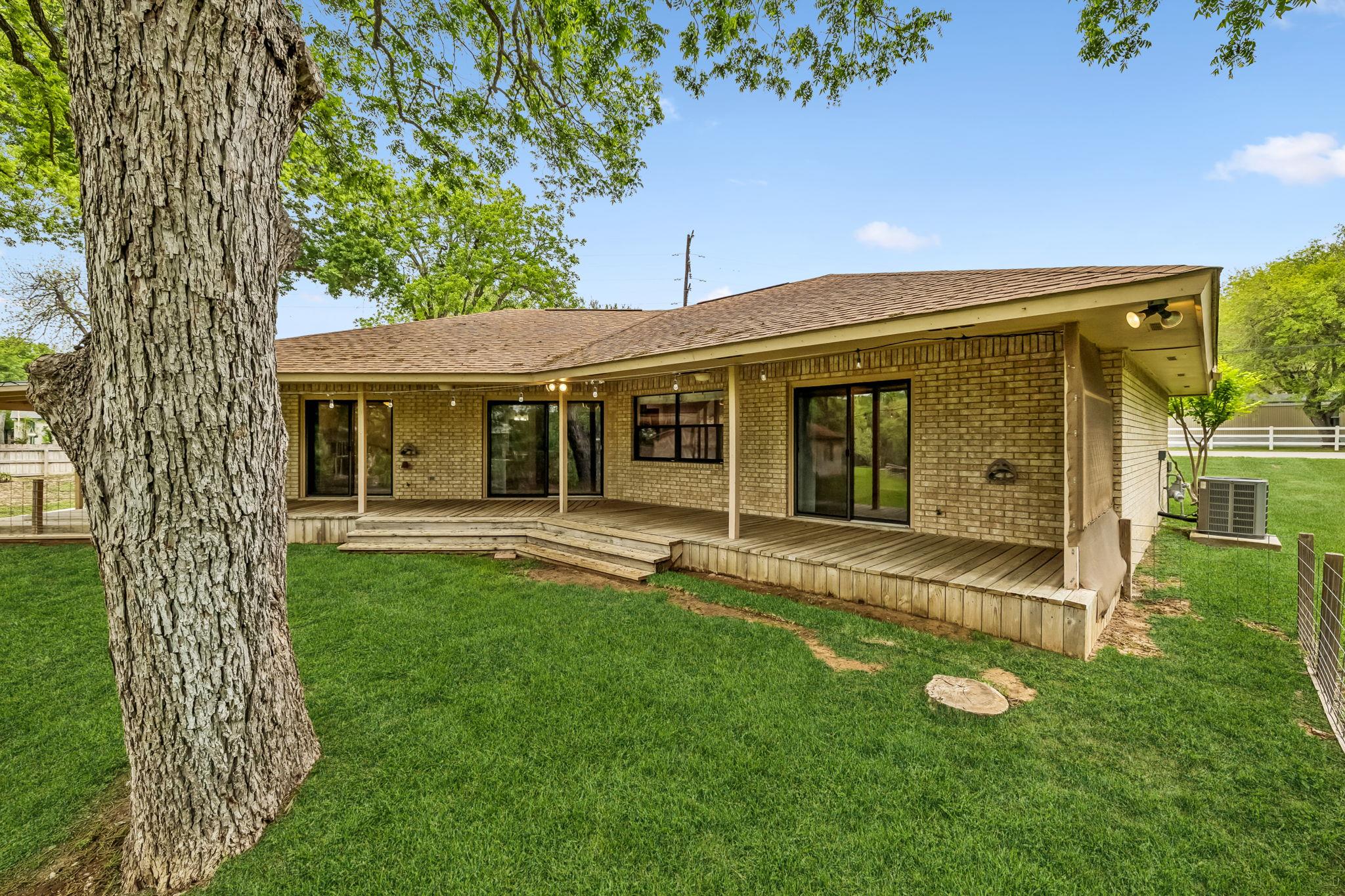 900 Boenig St, Seguin, TX 78155