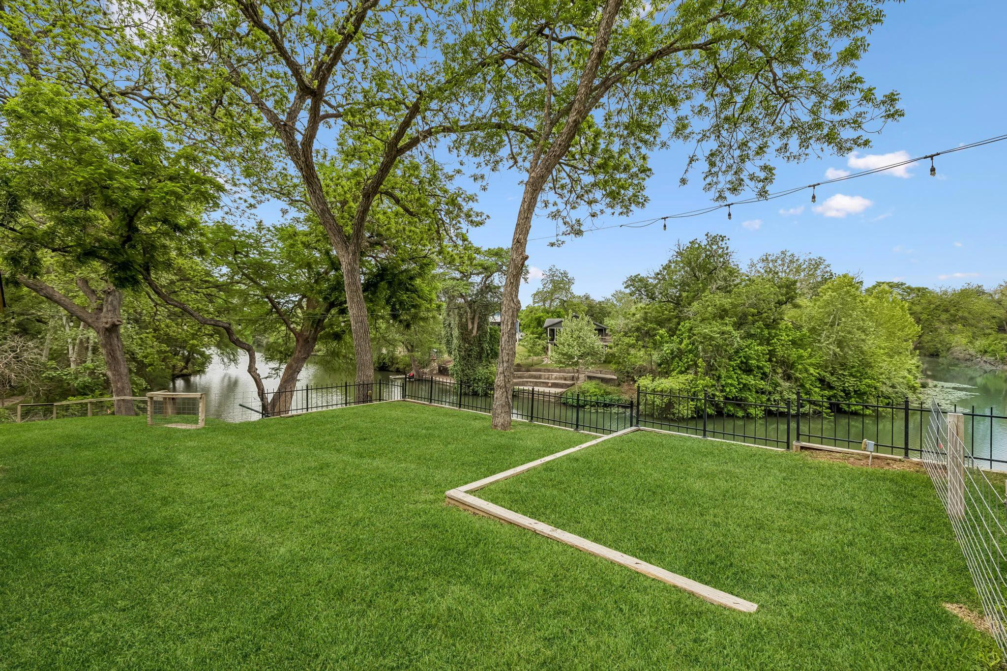 900 Boenig St, Seguin, TX 78155